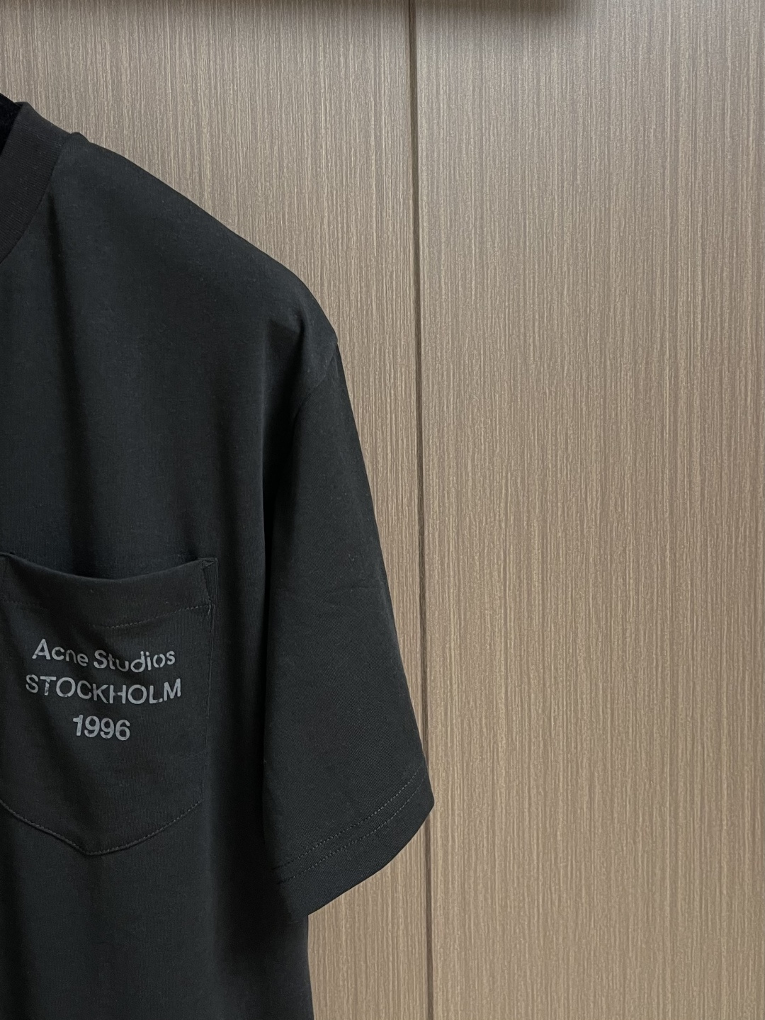 Acne Studios 徽标口袋短袖T恤 定制云絮爽滑麻棉料 柔软细腻 舒适贴肤 一抹深邃黑诠释低调奢