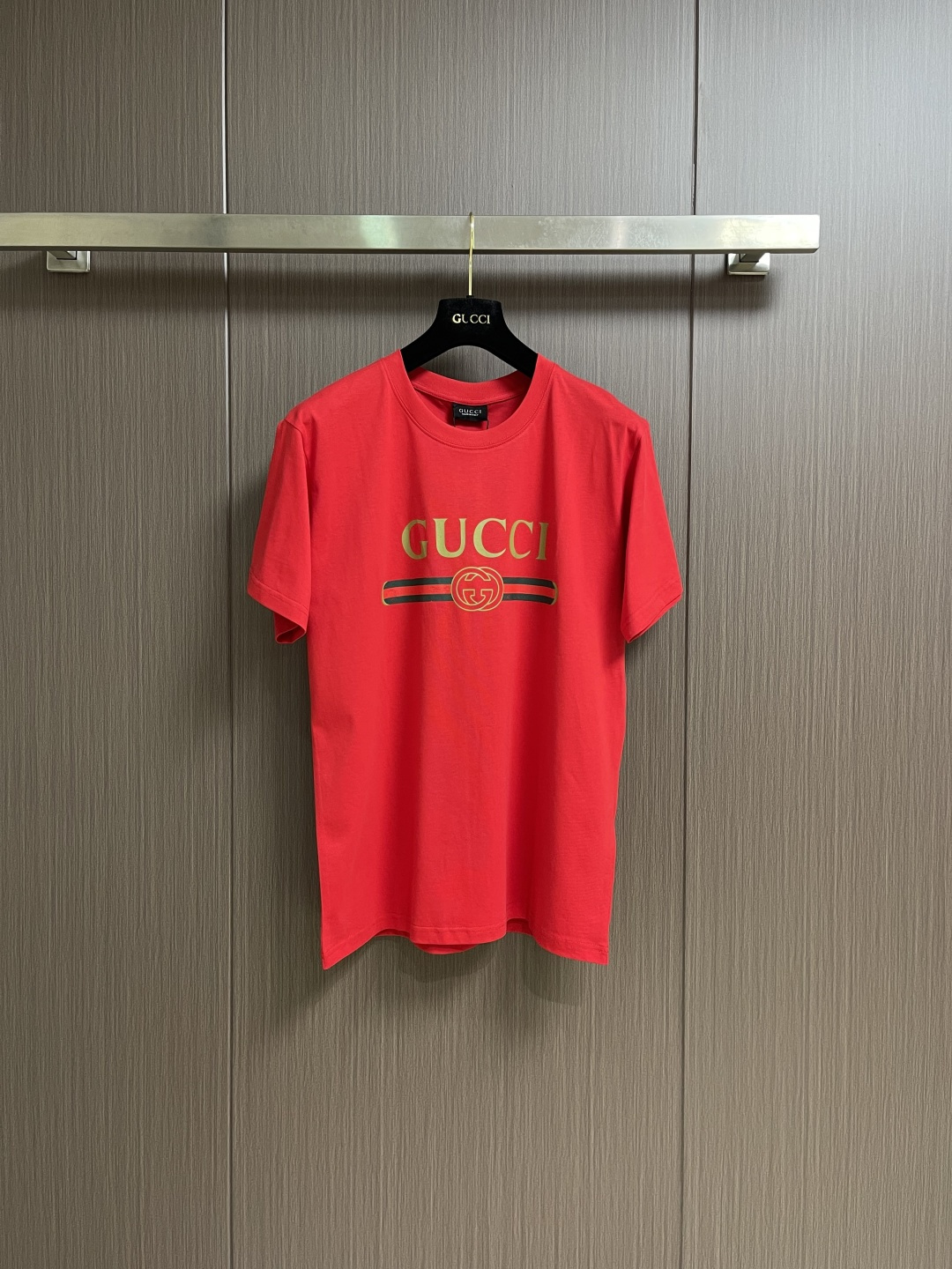 NO:744032,GUCCI 2026SS early spring new style printed knitted cotton short-sleeved T-shirt, crafted from custom-made cotton fabrics. The fabric is comfortable and soft, skin-friendly and breathable, with good sweat-absorbing effect. The chest is decorated with interlocking prints of logos and webbing. It can be matched with many types of clothing to create a fashionable look. Customized accessories, complete with three labels, same style for men and women!  Size S-XL S size bust 109 shoulder width 45.5 length 72 M size bust 113 shoulder width 47.5 length 73 L size bust 117 shoulder width 49.5 length 74.5 XL size chest 121 shoulder width 51.5 length 76, gucci, T-shirt, tees, t-shirt,19860909GUCCI 2026SS早春新款饰印花针织棉短袖T恤,采用定制棉质面料匠心制作,面料舒适柔软,亲肤透气,吸汗效果佳,胸前饰以标识和织带互扣式印花装饰,能与多类型服饰搭配营造时尚造型,定制辅料,三标齐全,男女同款！尺码S-XL S码 胸围109 肩宽45.5衣长72 M码 胸围113 肩宽47.5衣长73 L码 胸围117 肩宽49.5衣长74.5 XL码 胸围121 肩宽51.5 衣长76,,gucci,T-shirt,tees，t-shirt,,Men's clothing