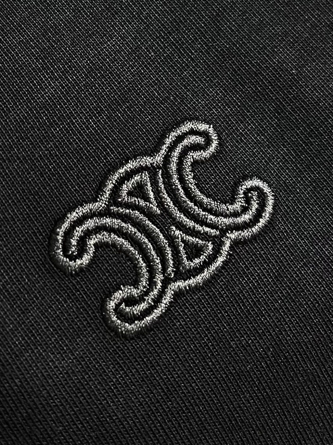 Celine 经典款刺绣logo标识短袖T恤，面料采用170克50支双股 手感柔软 舒适亲肤 简单到极致