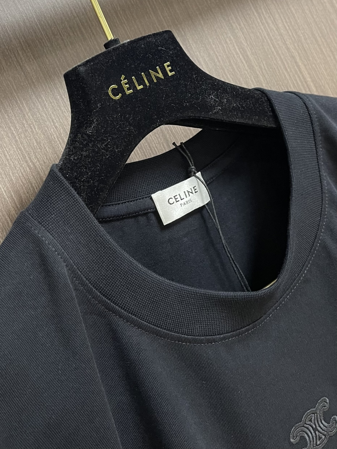 Celine 经典款刺绣logo标识短袖T恤，面料采用170克50支双股 手感柔软 舒适亲肤 简单到极致