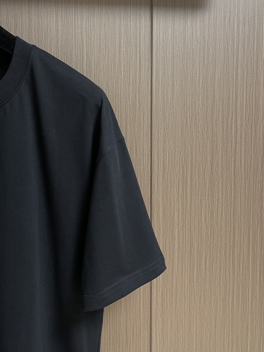 Celine 经典款刺绣logo标识短袖T恤，面料采用170克50支双股 手感柔软 舒适亲肤 简单到极致