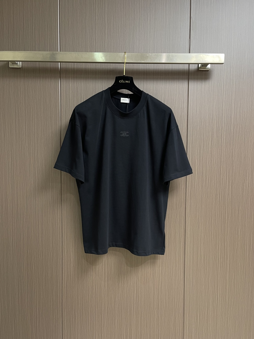 Celine 经典款刺绣logo标识短袖T恤，面料采用170克50支双股 手感柔软 舒适亲肤 简单到极致