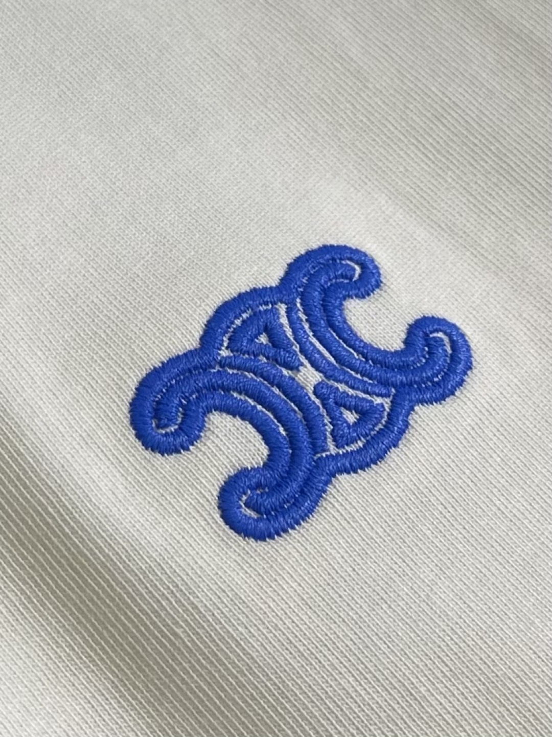 Celine 经典款刺绣logo标识短袖T恤，面料采用170克50支双股 手感柔软 舒适亲肤 简单到极致