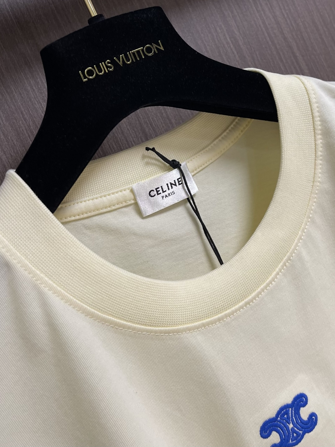 Celine 经典款刺绣logo标识短袖T恤，面料采用170克50支双股 手感柔软 舒适亲肤 简单到极致