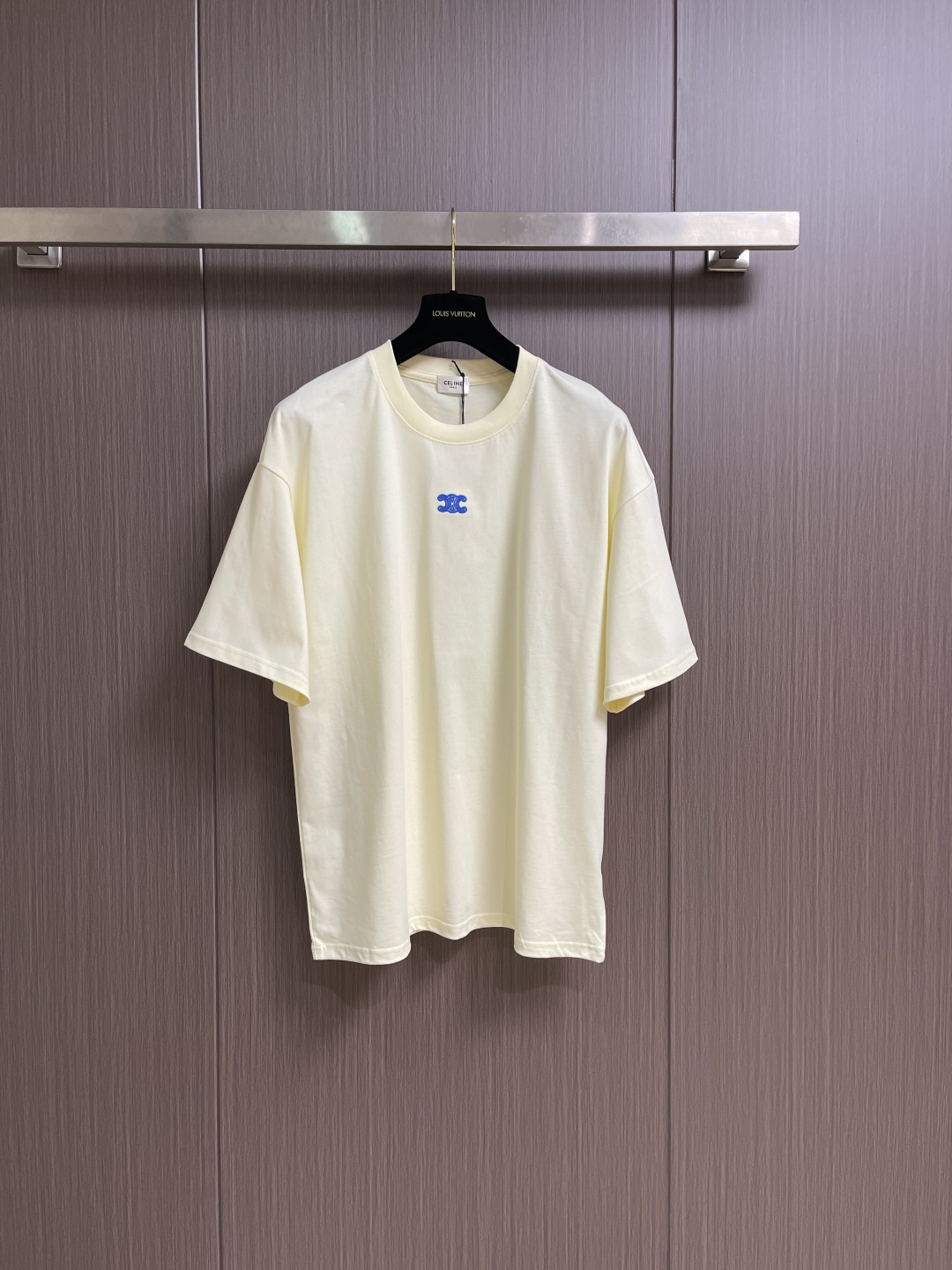 Celine 经典款刺绣logo标识短袖T恤，面料采用170克50支双股 手感柔软 舒适亲肤 简单到极致