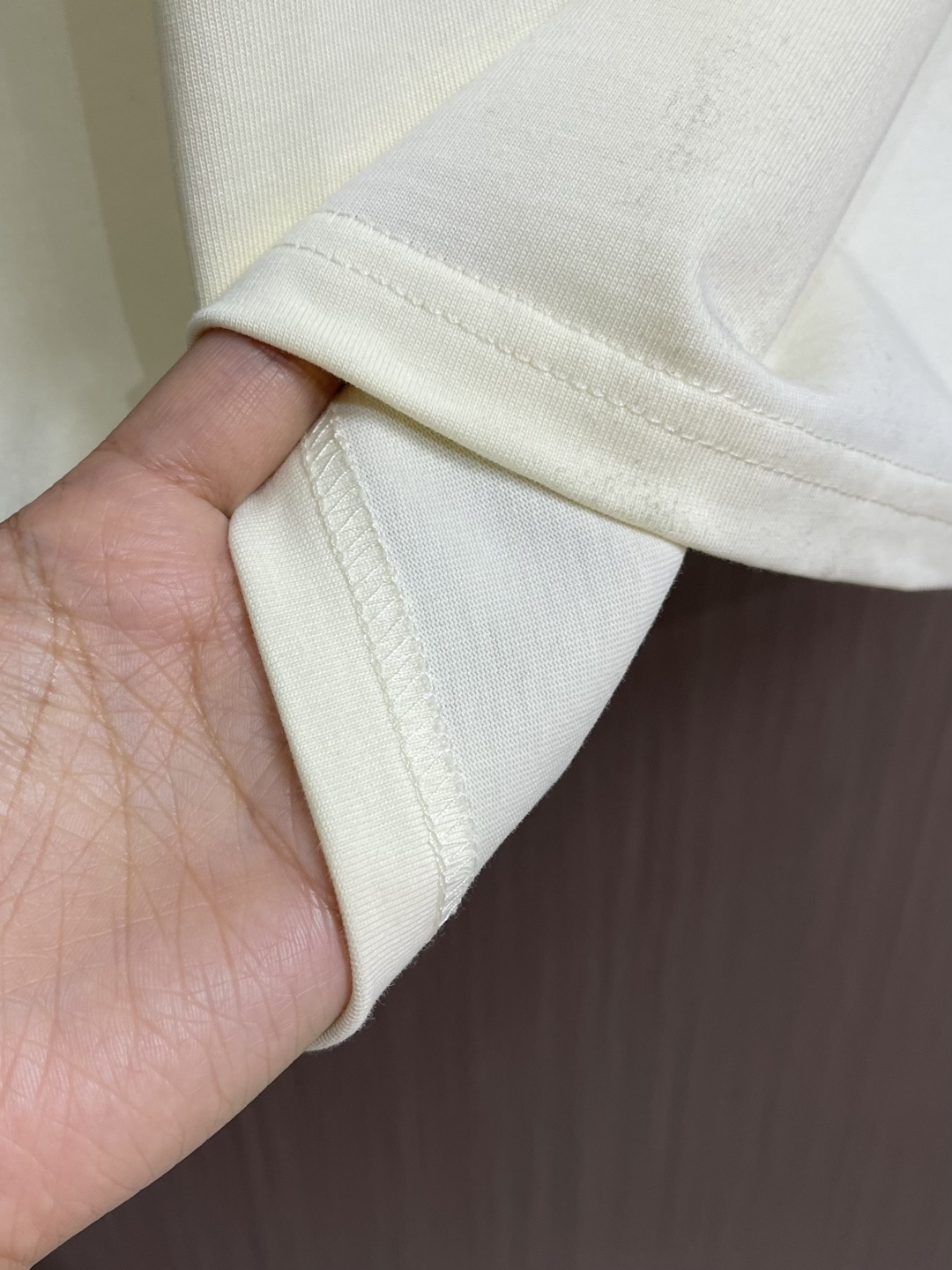 Celine 经典款刺绣logo标识短袖T恤，面料采用170克50支双股 手感柔软 舒适亲肤 简单到极致