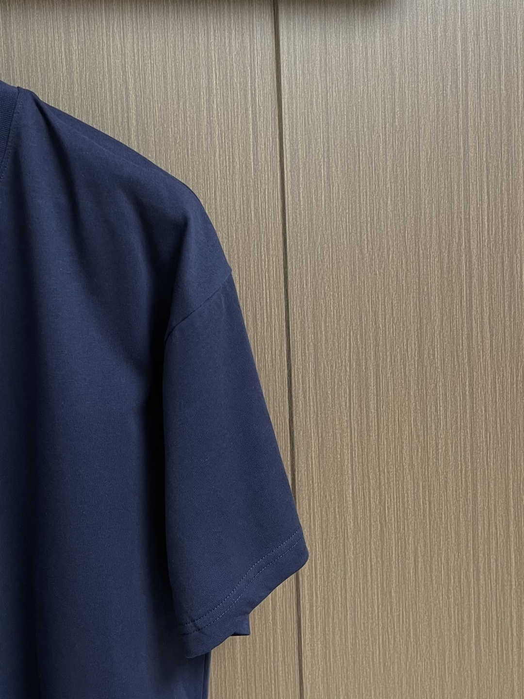 Celine 经典款刺绣logo标识短袖T恤，面料采用170克50支双股 手感柔软 舒适亲肤 简单到极致