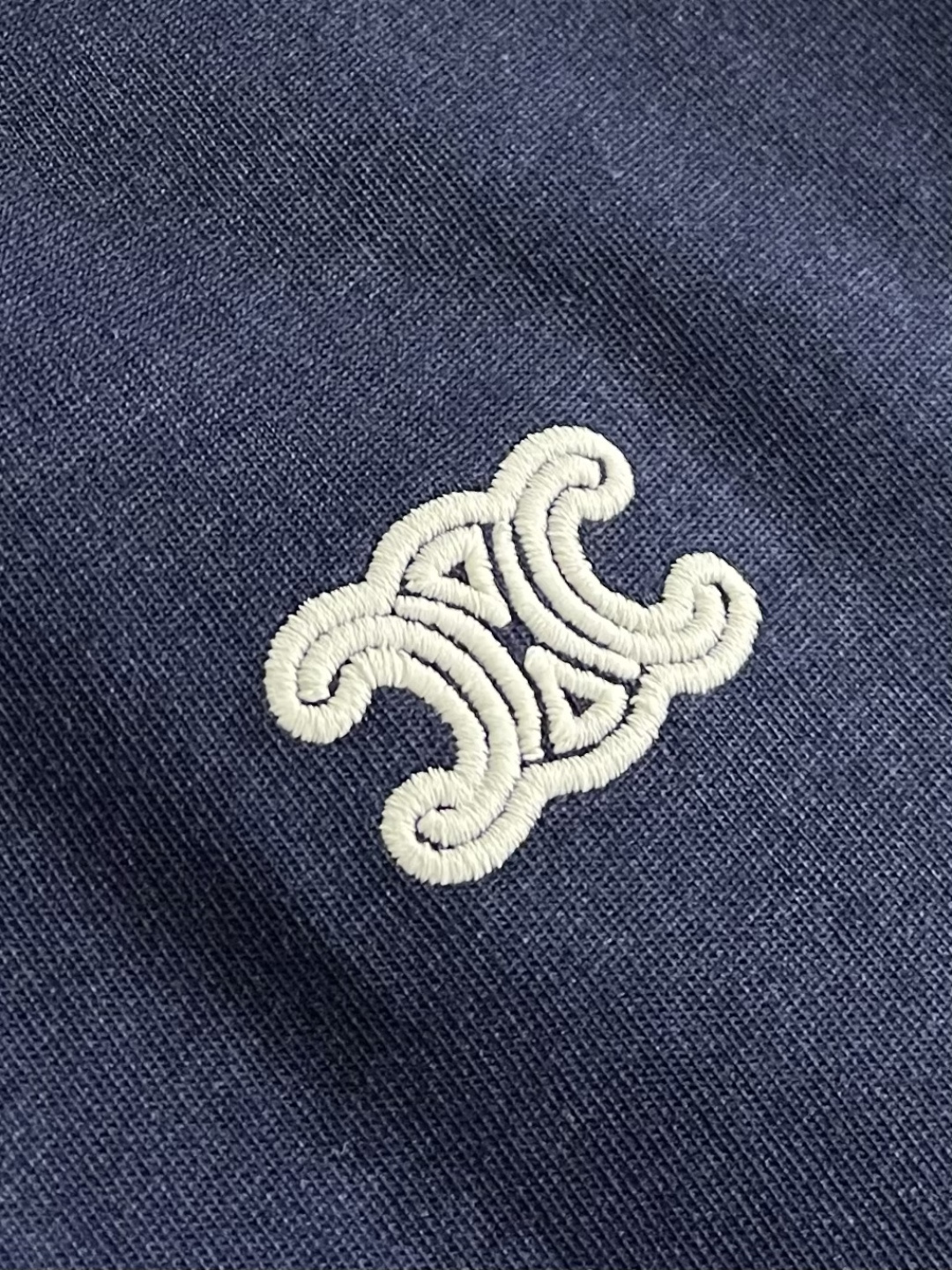 Celine 经典款刺绣logo标识短袖T恤，面料采用170克50支双股 手感柔软 舒适亲肤 简单到极致