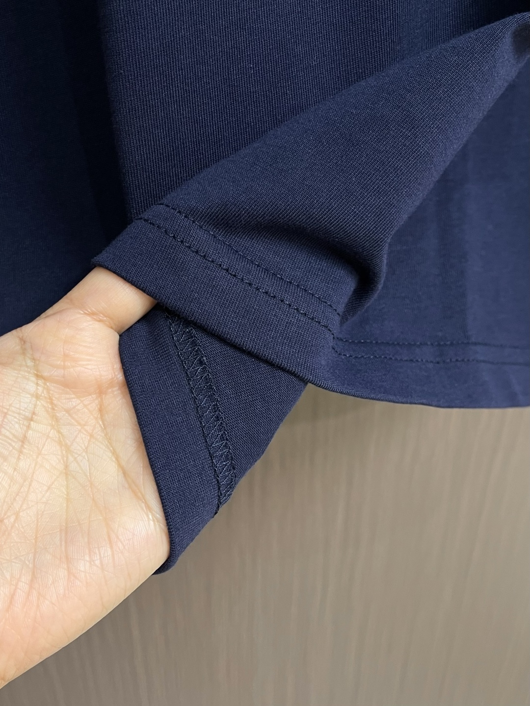 Celine 经典款刺绣logo标识短袖T恤，面料采用170克50支双股 手感柔软 舒适亲肤 简单到极致