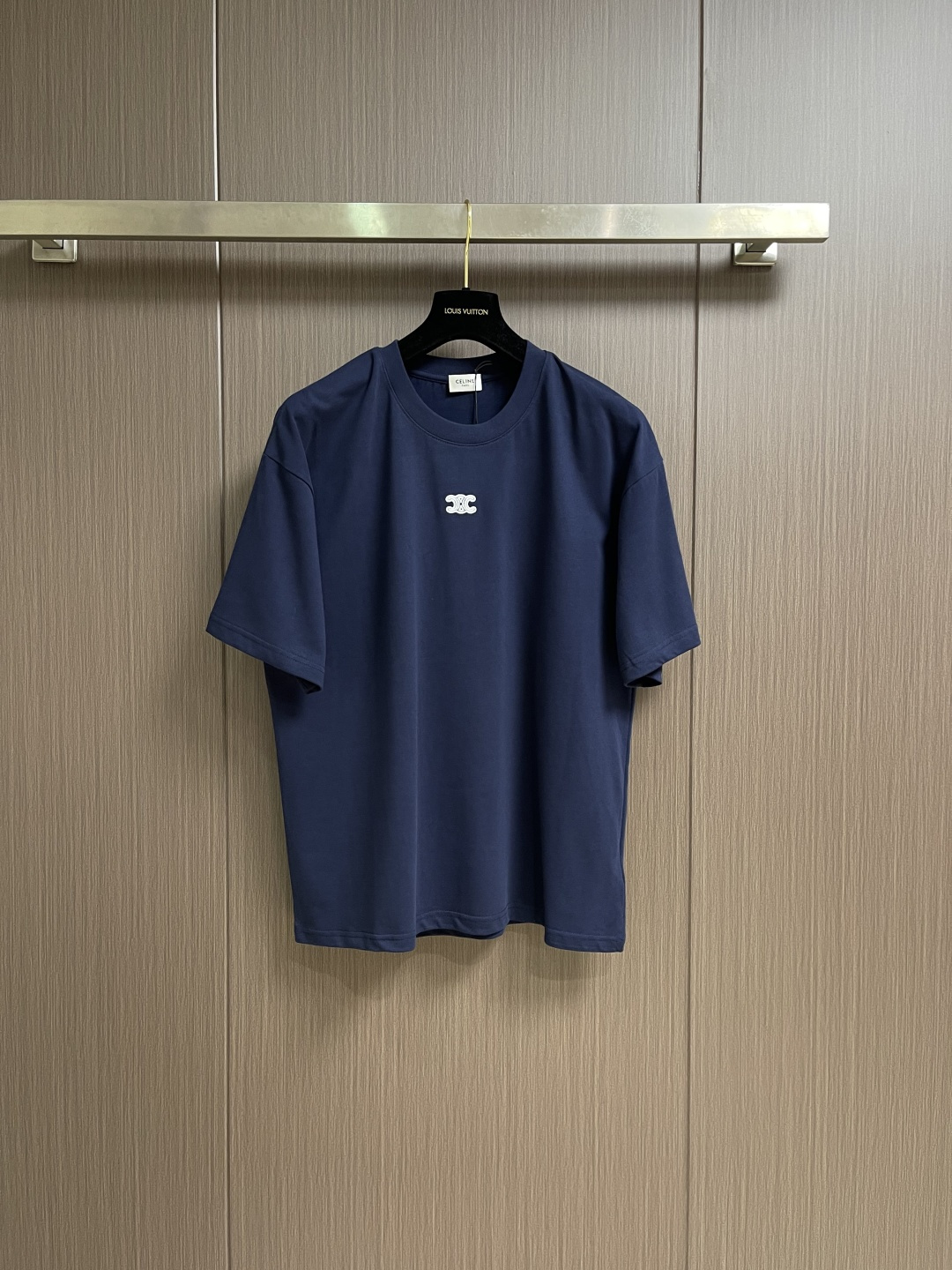 Celine 经典款刺绣logo标识短袖T恤，面料采用170克50支双股 手感柔软 舒适亲肤 简单到极致