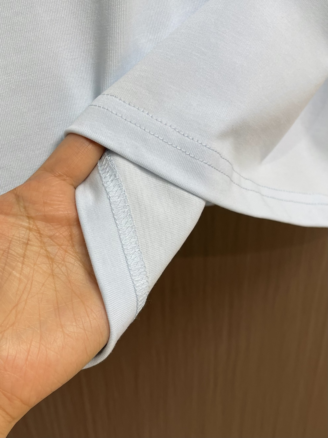 Celine 经典款刺绣logo标识短袖T恤，面料采用170克50支双股 手感柔软 舒适亲肤 简单到极致