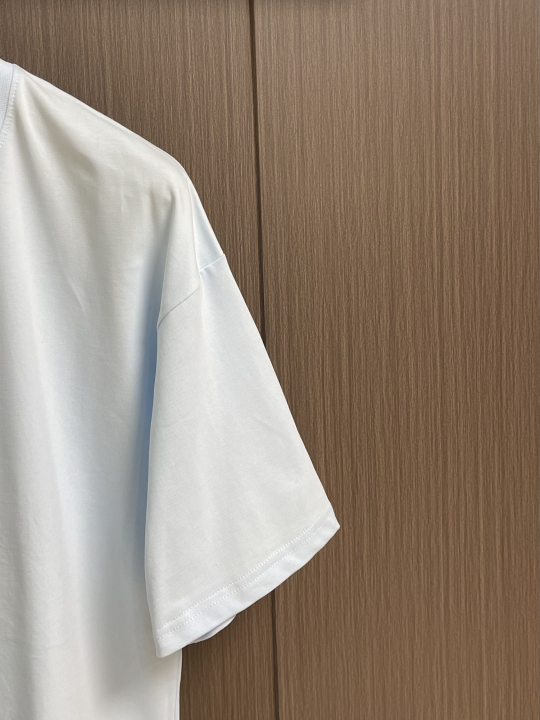 Celine 经典款刺绣logo标识短袖T恤，面料采用170克50支双股 手感柔软 舒适亲肤 简单到极致