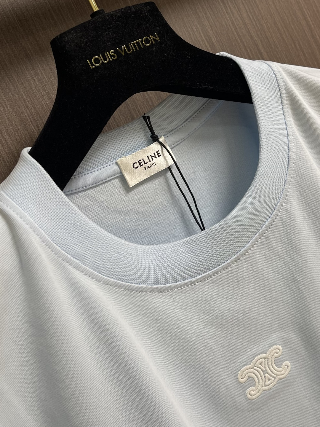 Celine 经典款刺绣logo标识短袖T恤，面料采用170克50支双股 手感柔软 舒适亲肤 简单到极致