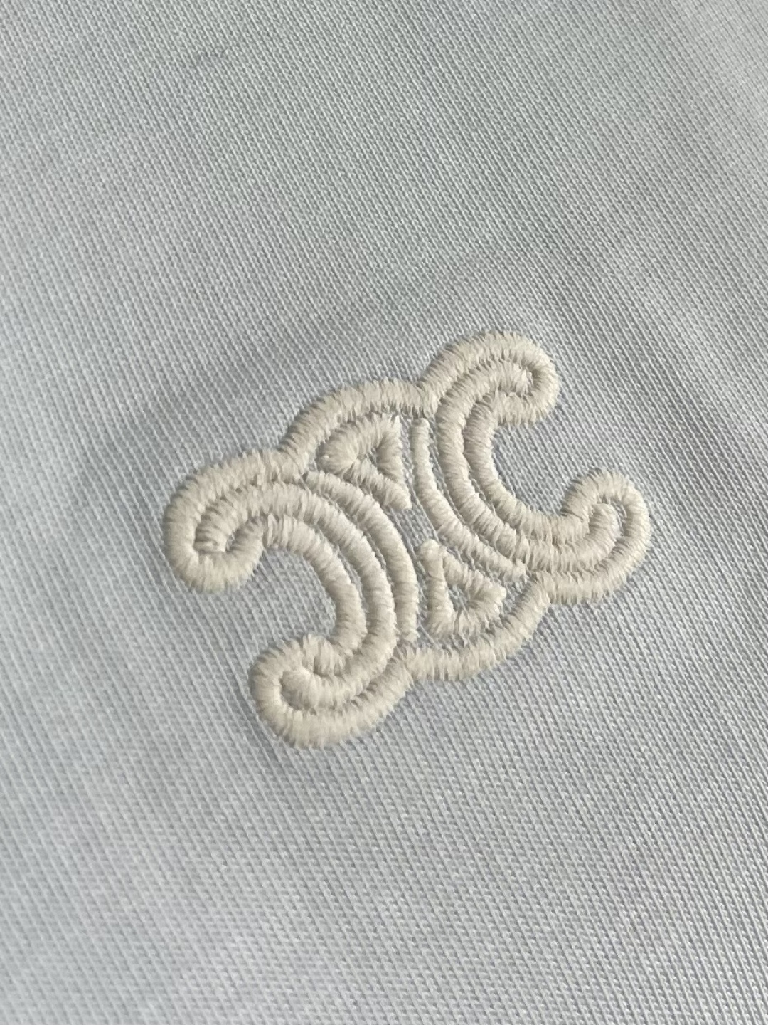 Celine 经典款刺绣logo标识短袖T恤，面料采用170克50支双股 手感柔软 舒适亲肤 简单到极致