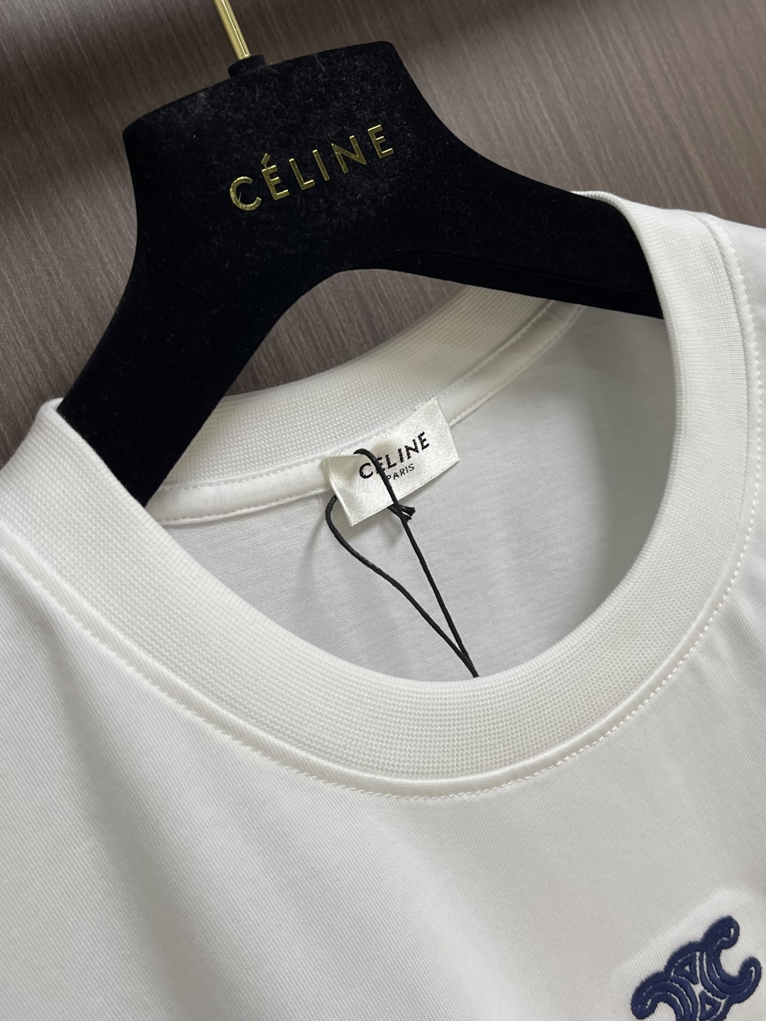 Celine 经典款刺绣logo标识短袖T恤，面料采用170克50支双股 手感柔软 舒适亲肤 简单到极致