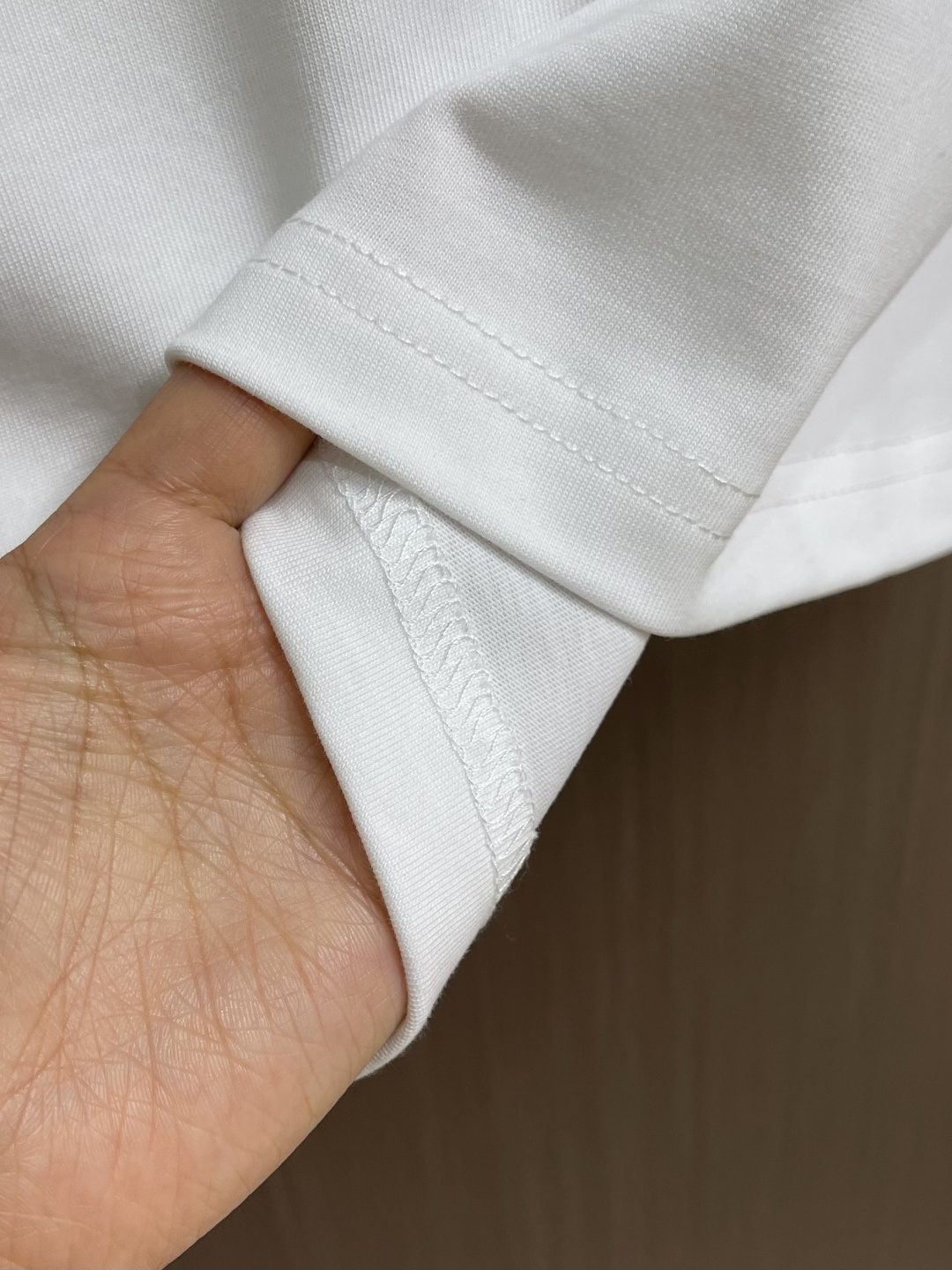 Celine 经典款刺绣logo标识短袖T恤，面料采用170克50支双股 手感柔软 舒适亲肤 简单到极致