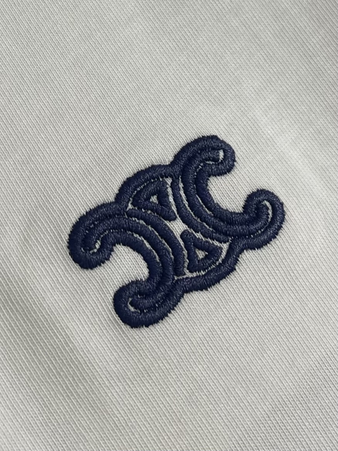 Celine 经典款刺绣logo标识短袖T恤，面料采用170克50支双股 手感柔软 舒适亲肤 简单到极致