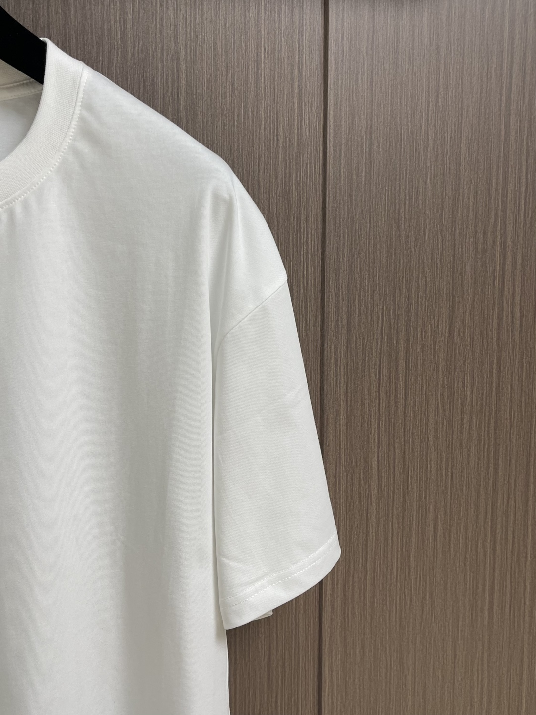 Celine 经典款刺绣logo标识短袖T恤，面料采用170克50支双股 手感柔软 舒适亲肤 简单到极致