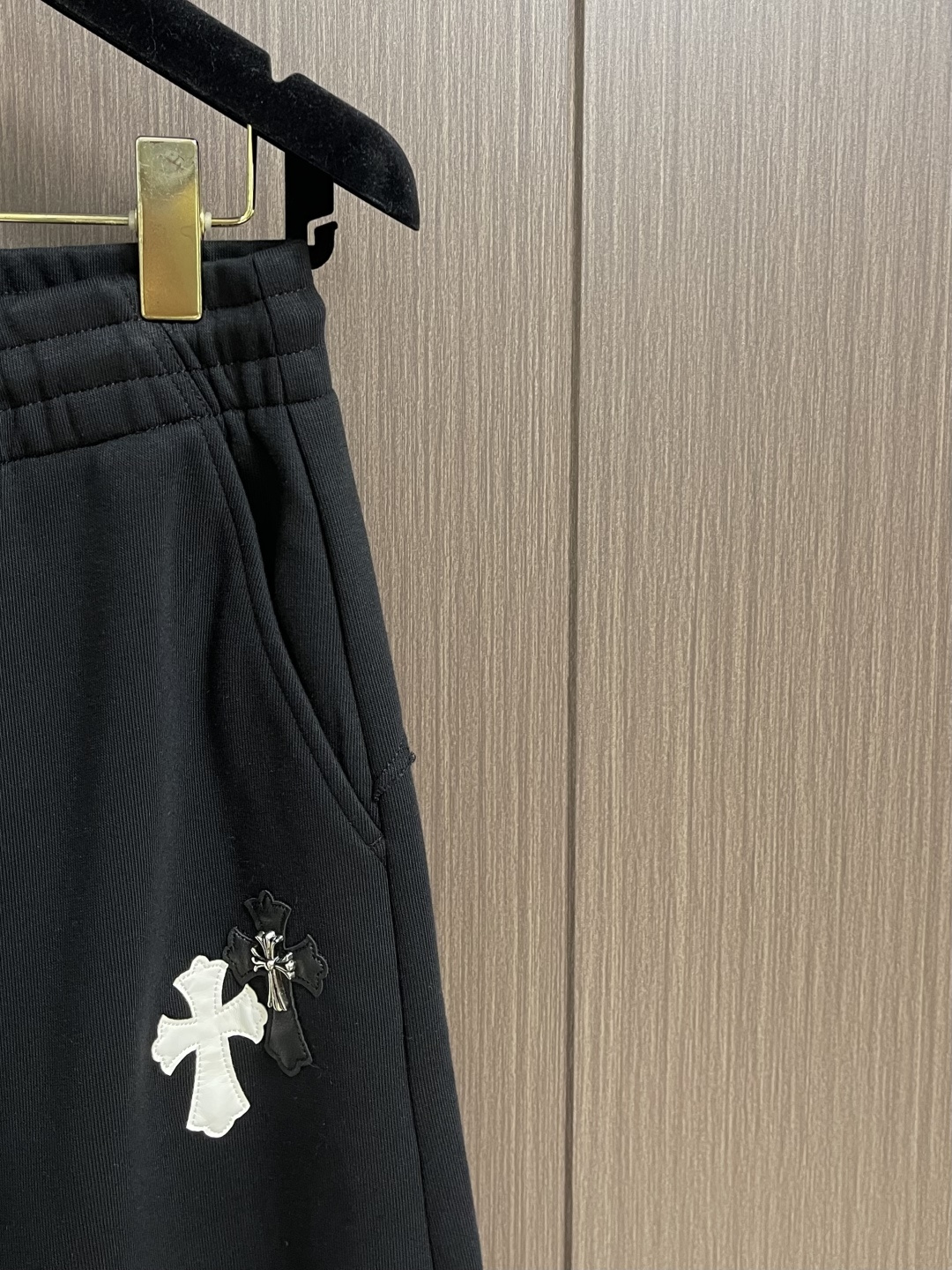 CH 克罗心十字花标识系列直筒卫裤，拼皮十字花设计，日本进口提花棉料，厚度和质感随意对比....面料质感