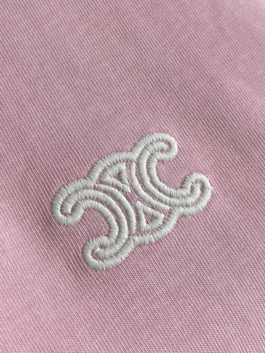 Celine 经典款刺绣logo标识短袖T恤，面料采用170克50支双股 手感柔软 舒适亲肤 简单到极致