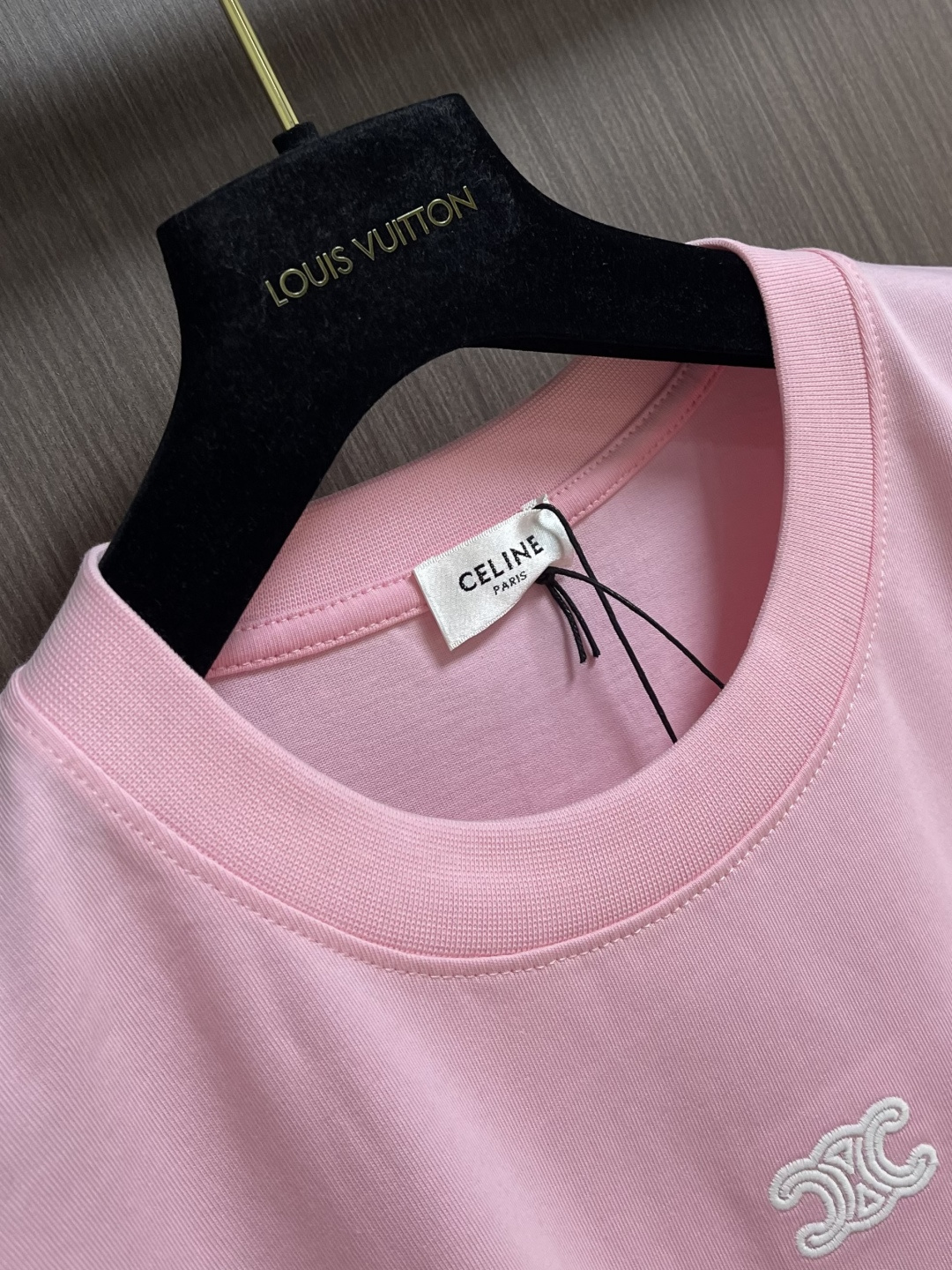 Celine 经典款刺绣logo标识短袖T恤，面料采用170克50支双股 手感柔软 舒适亲肤 简单到极致