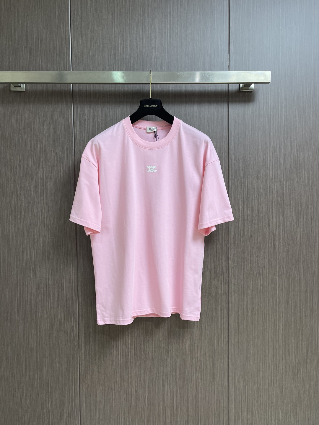 Celine 经典款刺绣logo标识短袖T恤，面料采用170克50支双股 手感柔软 舒适亲肤 简单到极致
