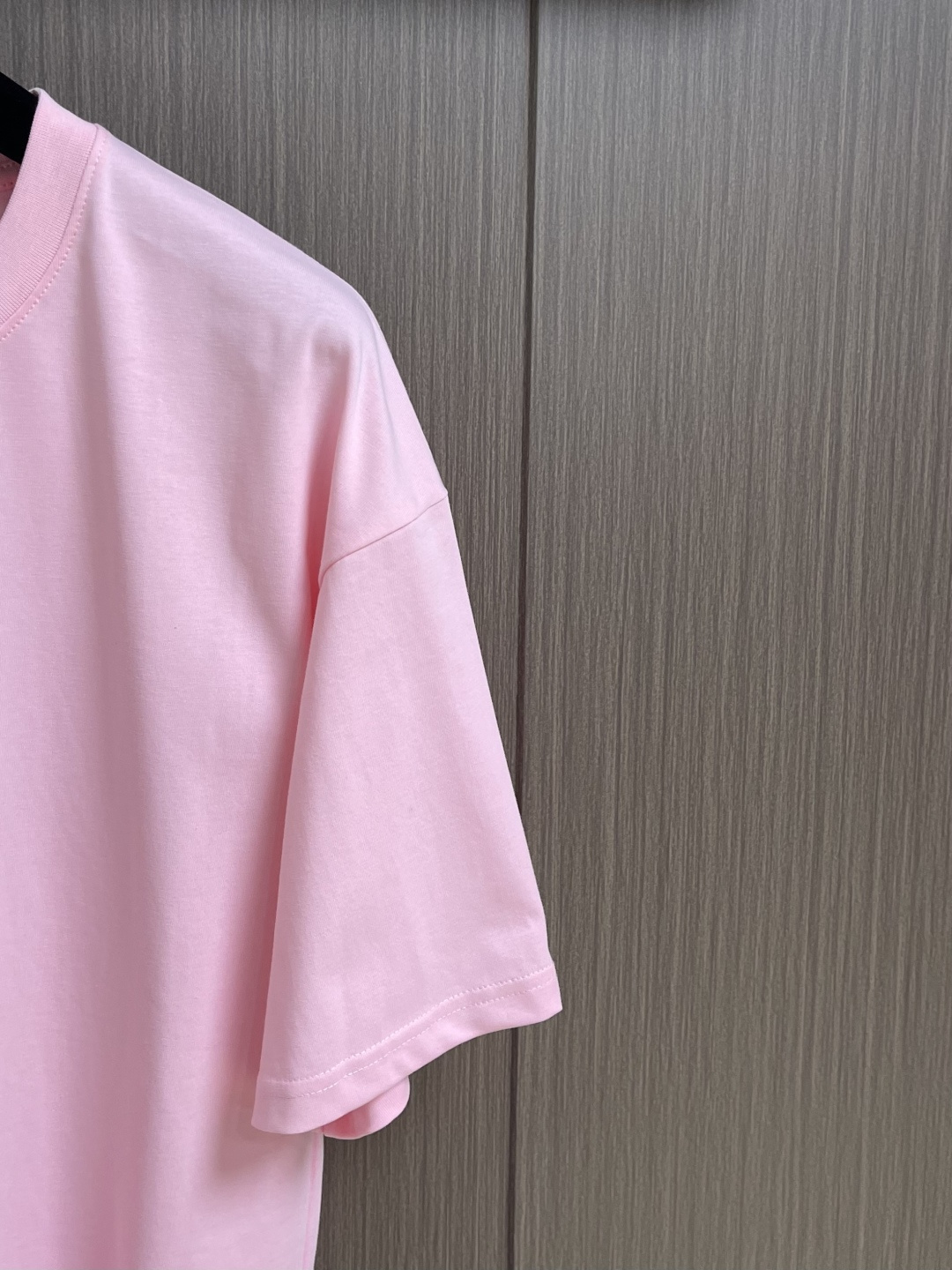 Celine 经典款刺绣logo标识短袖T恤，面料采用170克50支双股 手感柔软 舒适亲肤 简单到极致