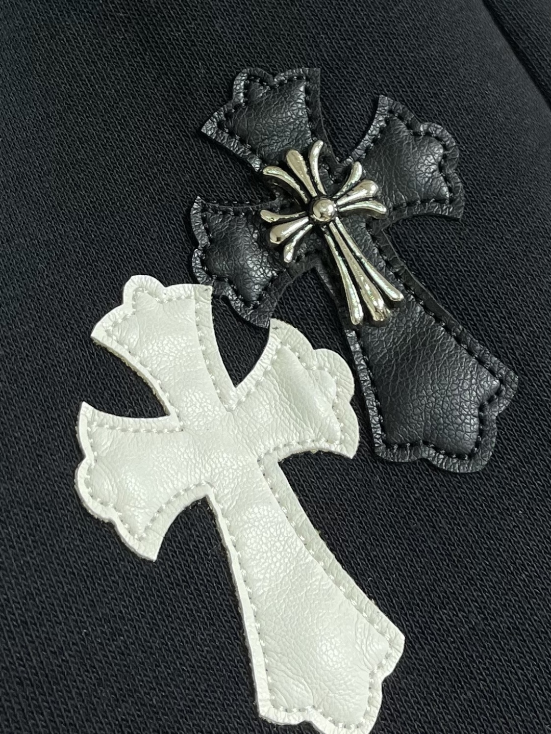 CH 克罗心十字花标识系列直筒卫裤，拼皮十字花设计，日本进口提花棉料，厚度和质感随意对比....面料质感