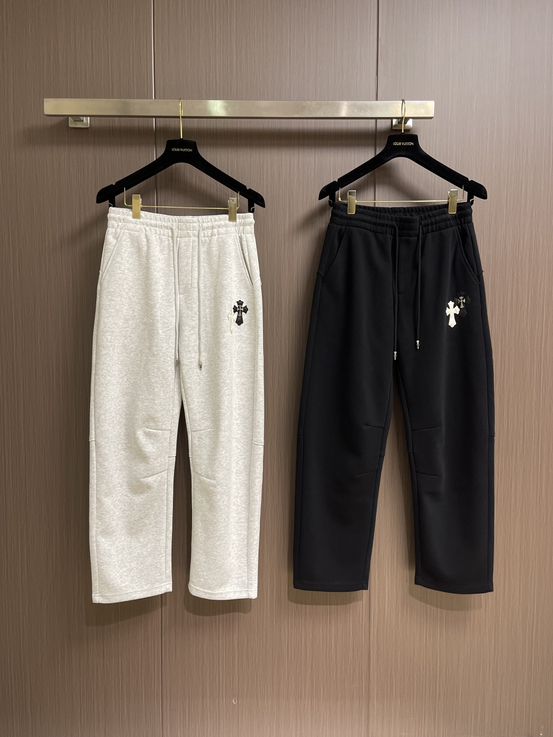 CH 克罗心十字花标识系列直筒卫裤，拼皮十字花设计，日本进口提花棉料，厚度和质感随意对比....面料质感