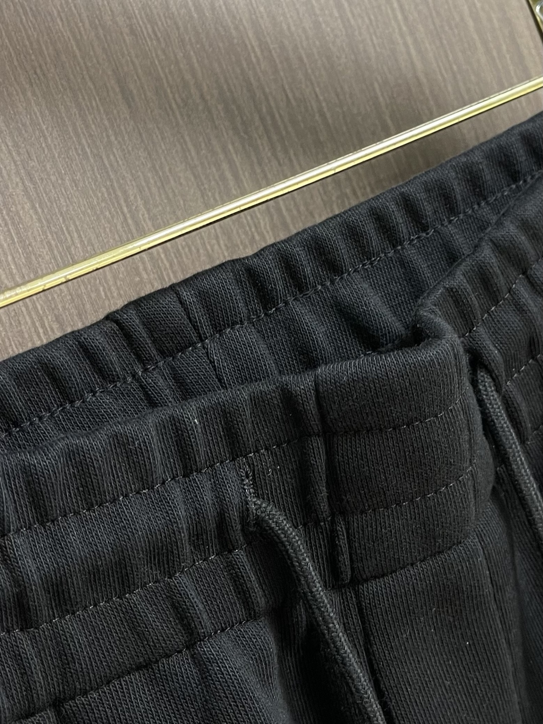 CH 克罗心十字花标识系列直筒卫裤，拼皮十字花设计，日本进口提花棉料，厚度和质感随意对比....面料质感