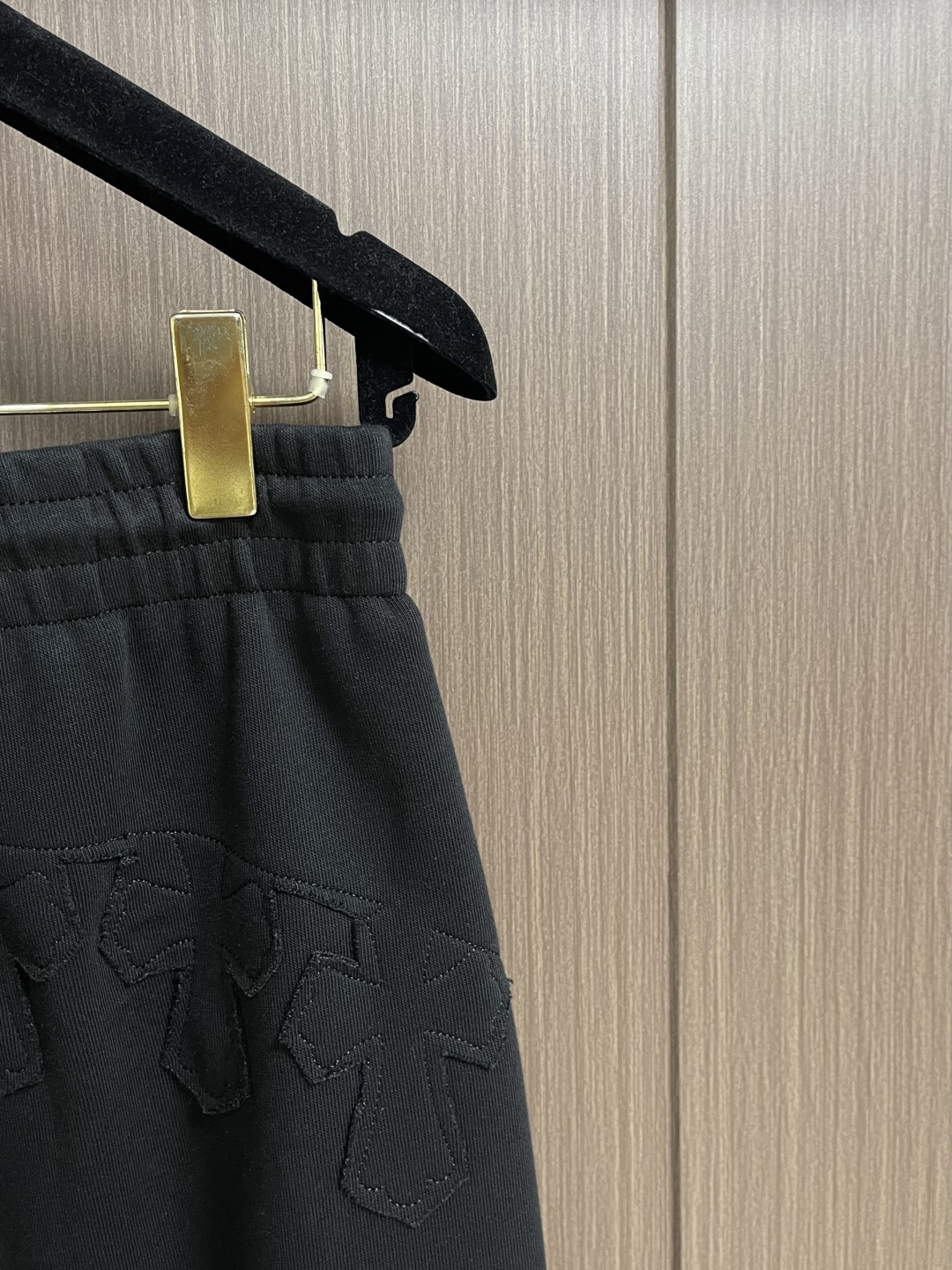 CH 克罗心十字花标识系列直筒卫裤，拼皮十字花设计，日本进口提花棉料，厚度和质感随意对比....面料质感