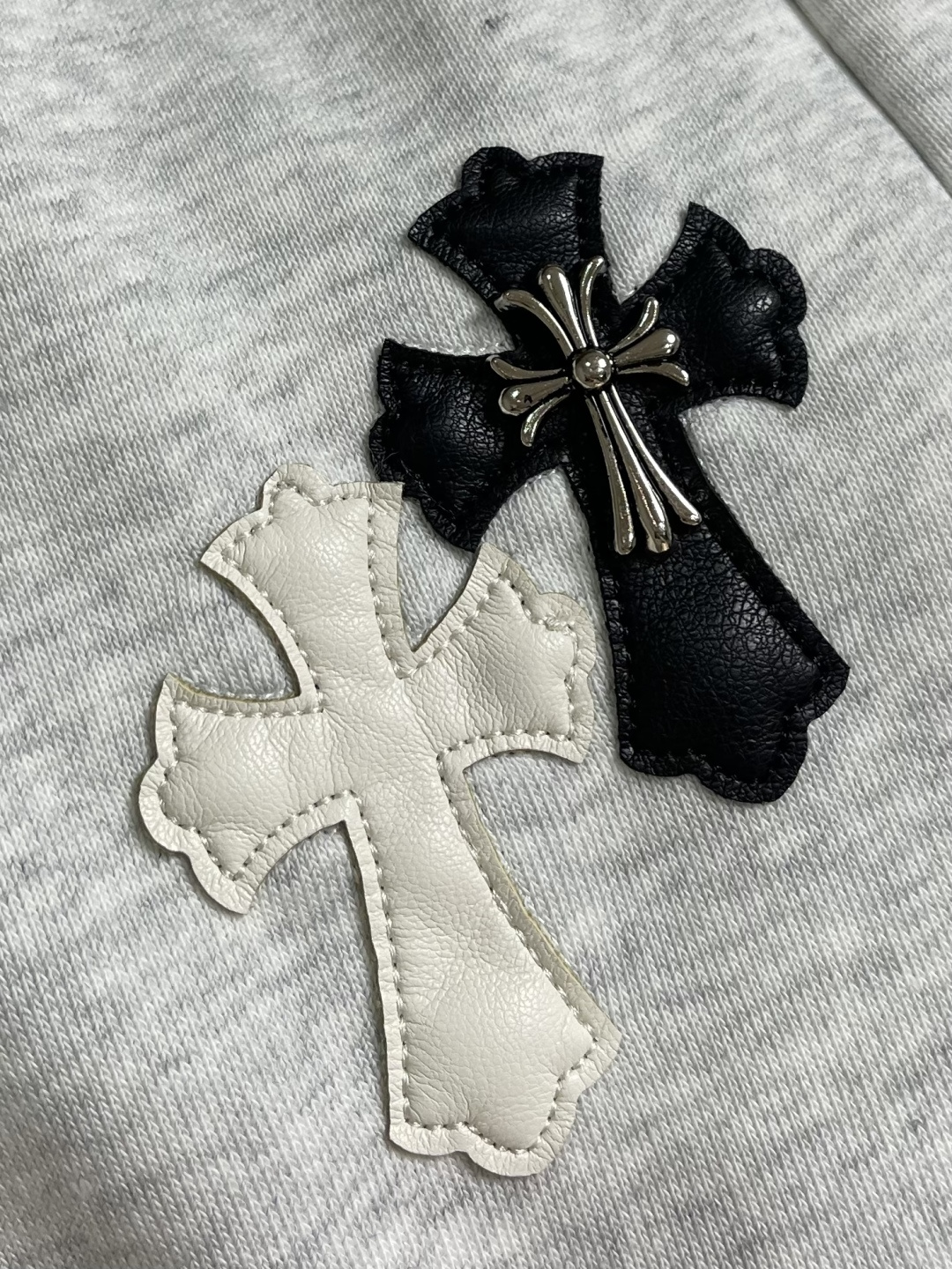 CH 克罗心十字花标识系列直筒卫裤，拼皮十字花设计，日本进口提花棉料，厚度和质感随意对比....面料质感