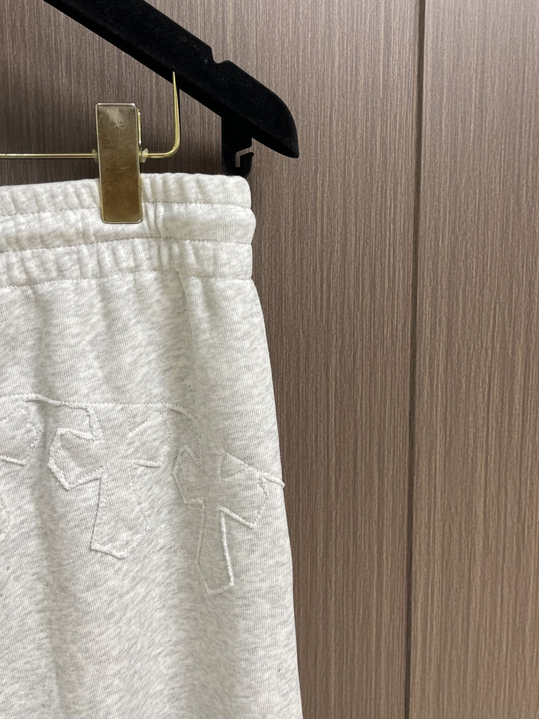 CH 克罗心十字花标识系列直筒卫裤，拼皮十字花设计，日本进口提花棉料，厚度和质感随意对比....面料质感