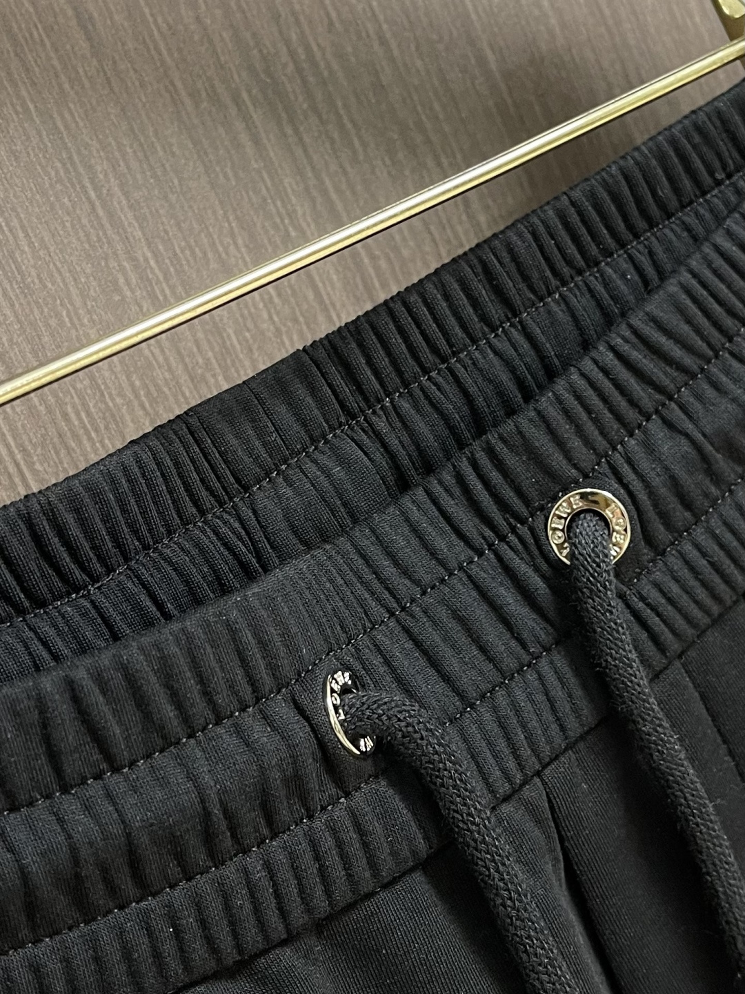 LOEWE 经典标针织运动休闲卫裤，情侣款卫裤推荐lw经典anagram标识点缀，识别度非常高 裤装整体