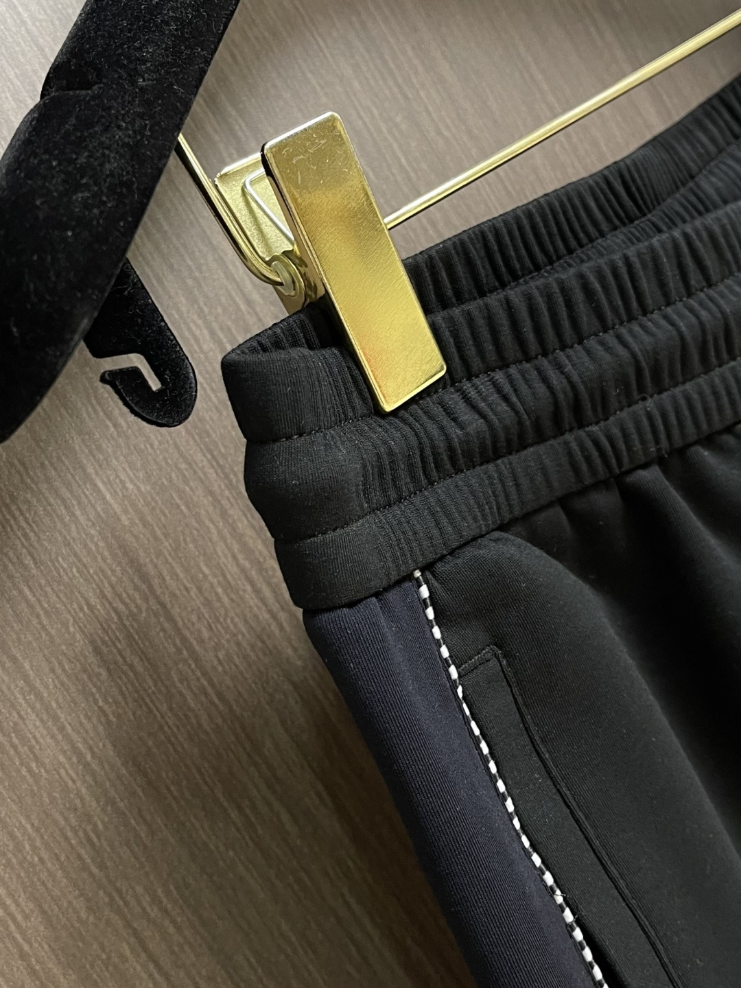 LOEWE 经典标针织运动休闲卫裤，情侣款卫裤推荐lw经典anagram标识点缀，识别度非常高 裤装整体