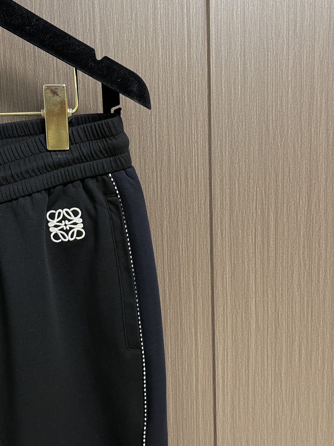 LOEWE 经典标针织运动休闲卫裤，情侣款卫裤推荐lw经典anagram标识点缀，识别度非常高 裤装整体