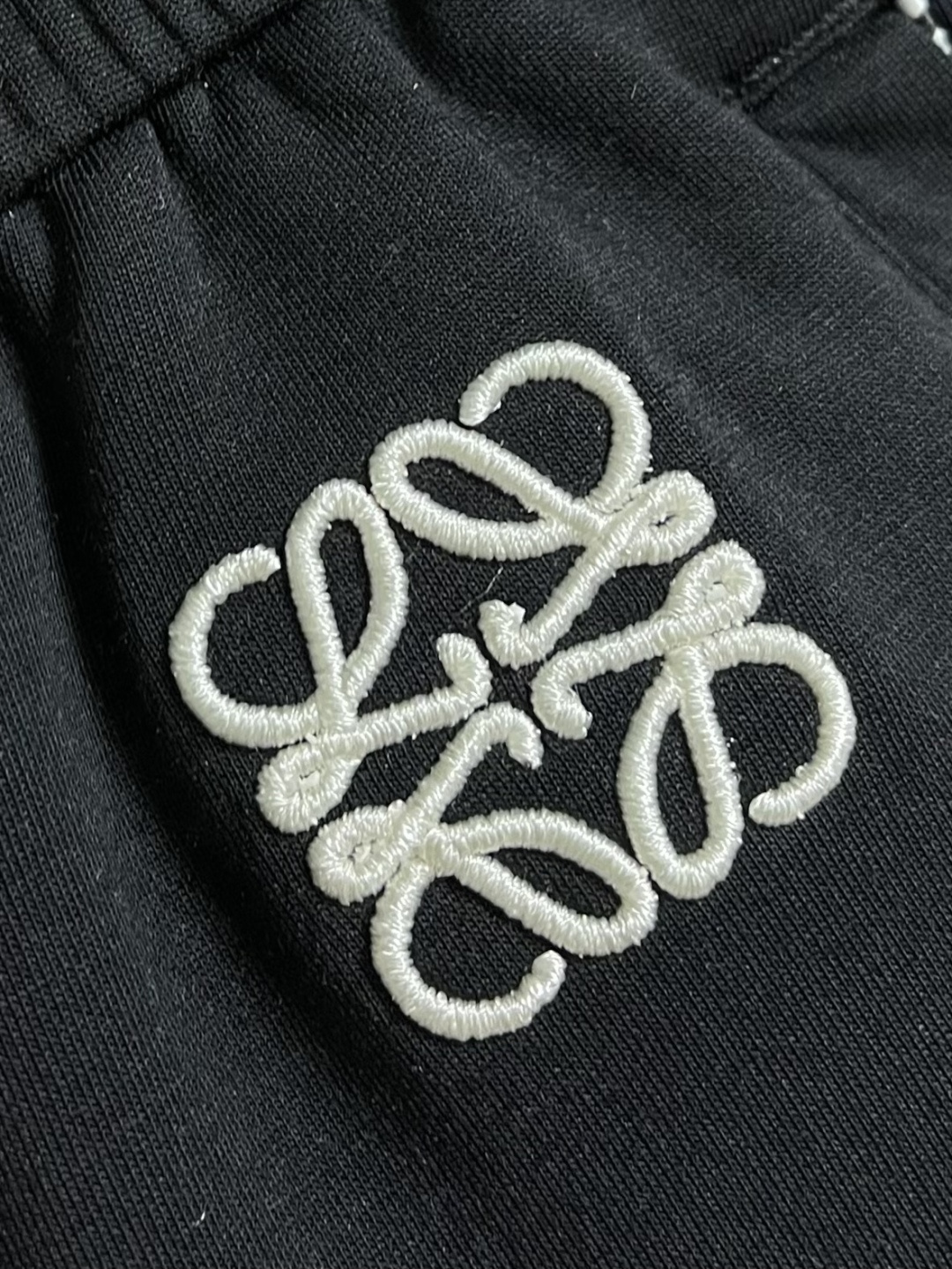 LOEWE 经典标针织运动休闲卫裤，情侣款卫裤推荐lw经典anagram标识点缀，识别度非常高 裤装整体