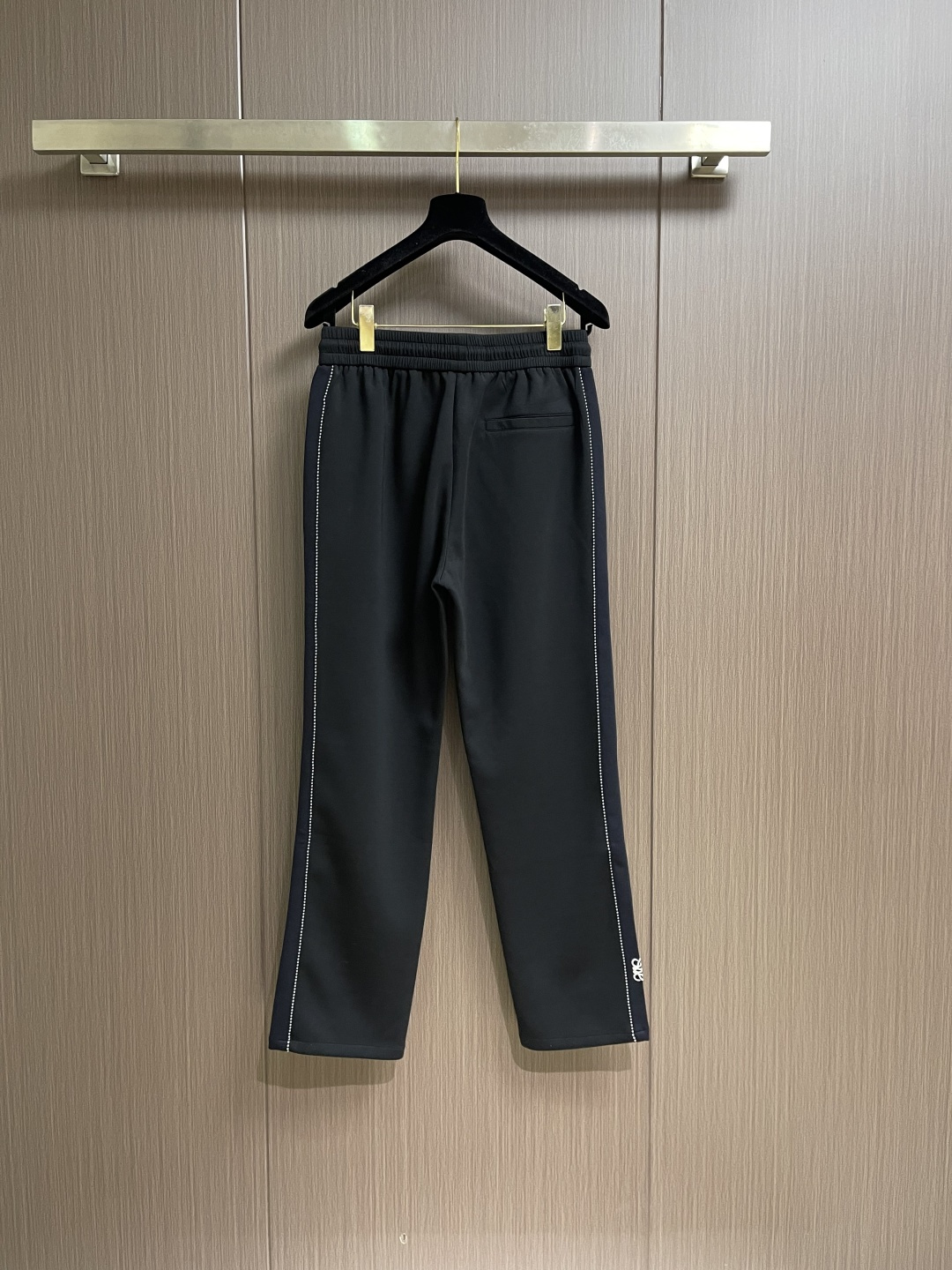 LOEWE 经典标针织运动休闲卫裤，情侣款卫裤推荐lw经典anagram标识点缀，识别度非常高 裤装整体