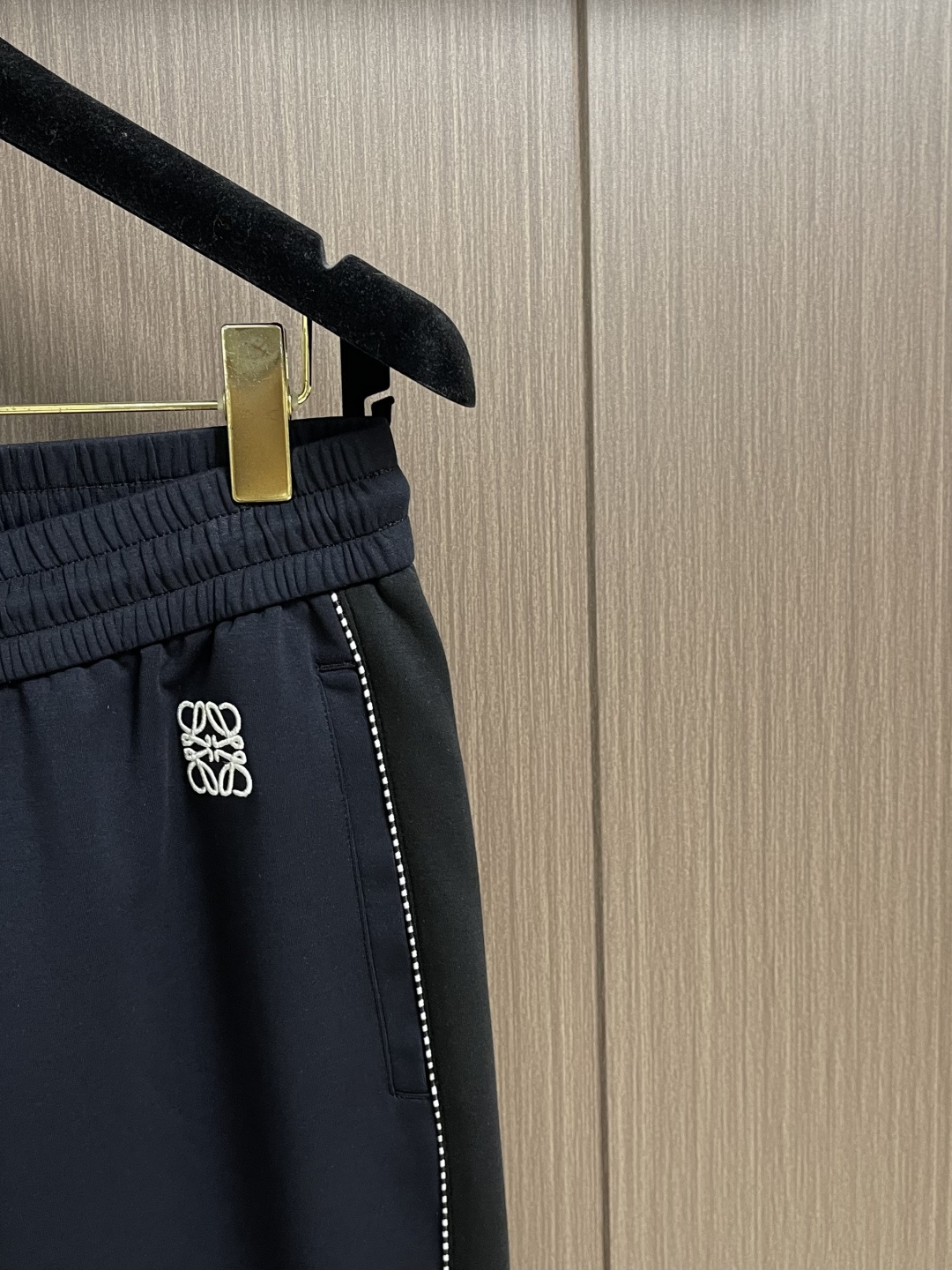 LOEWE 经典标针织运动休闲卫裤，情侣款卫裤推荐lw经典anagram标识点缀，识别度非常高 裤装整体