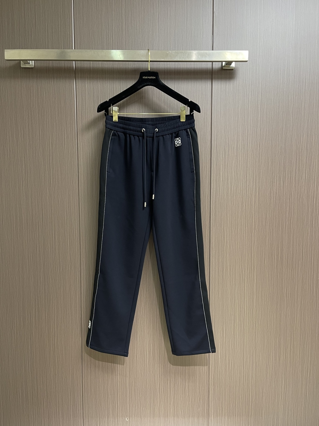 LOEWE 经典标针织运动休闲卫裤，情侣款卫裤推荐lw经典anagram标识点缀，识别度非常高 裤装整体