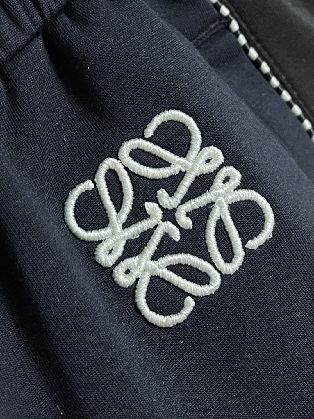 LOEWE 经典标针织运动休闲卫裤，情侣款卫裤推荐lw经典anagram标识点缀，识别度非常高 裤装整体