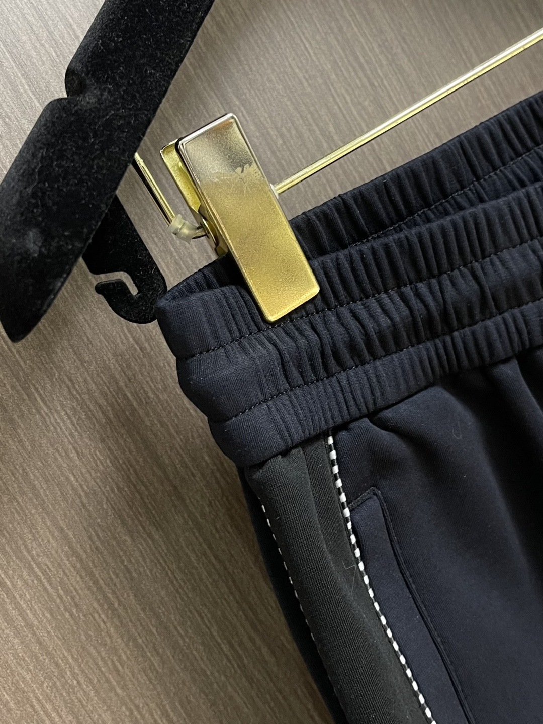 LOEWE 经典标针织运动休闲卫裤，情侣款卫裤推荐lw经典anagram标识点缀，识别度非常高 裤装整体