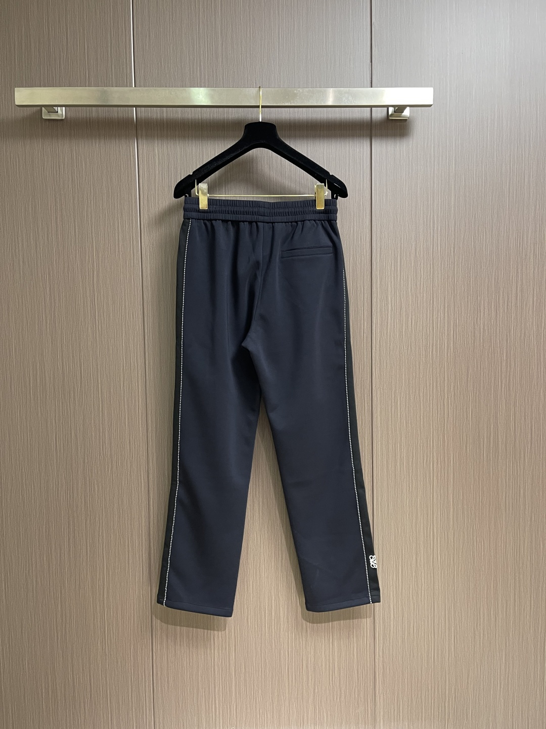 LOEWE 经典标针织运动休闲卫裤，情侣款卫裤推荐lw经典anagram标识点缀，识别度非常高 裤装整体