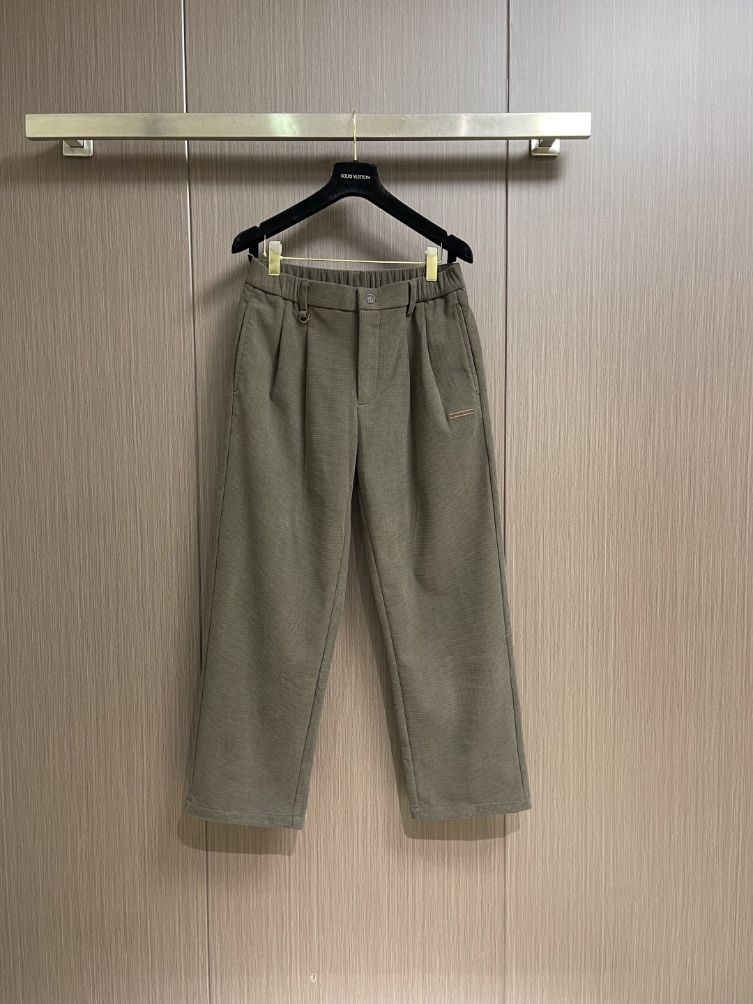 NO:735435,Support after-sales service ZEGNA  Brown and green cross corduroy loose straight casual pants, 2026ss new texture masterpiece for autumn and winter, uses the iconic cross corduroy fabric to redefine the relaxed style. It uses high-end polyester fiber corduroy from Romania, with a delicate three-dimensional cross texture on the surface, soft to the touch and with a matte high-end feel. The micro-elastic properties are both stiff and drapey, and the upper body is not soft or tight, adapting to the needs of multiple scenes. Loose straight leg  The tailoring has a lazy and casual atmosphere, and is very tolerant to various leg shapes. The elastic design of the back waist and metal buckle details take into account comfort and sophistication. The double line embroidery on the side echoes the brand logo in a low-key manner, showing restrained luxury. The brown-green tone with a retro filter can be easily matched with cashmere cardigans and thick-soled boots to create a relaxed look in autumn and winter. It can also be combined with simple white T-shirts and loafers for daily commuting style. Sizes S-XL  S size, waist circumference 76, leg circumference 64, pants length 102, medium size, waist circumference 80, leg circumference 66, pants length 103, L size, waist circumference 84, leg circumference 68, pants length 104, XL size, waist circumference 88, leg circumference 70, pants length 105,,loafers,boots,19860909支持年后售后 ZEGNA 棕绿十字灯芯绒宽松直筒休闲裤,2026ss秋冬全新质感力作,以标志性的十字灯芯绒面料,重新定义松弛型格.选用源自罗马尼亚的高阶聚酯纤维灯芯绒,表面呈现细腻立体的十字肌理,触感软糯且自带哑光高级感.微弹特性兼具挺括与垂坠,上身不软塌、不紧绷,适配多场景穿搭需求.宽松直筒剪裁自带慵懒随性氛围,对各种腿型都有很好的包容度.后腰弹力设计与金属扣细节,兼顾舒适度与精致感.侧边同色系双线条刺绣低调呼应品牌标识,尽显内敛奢华.自带复古滤镜的棕绿色调,轻松适配羊绒开衫、厚底靴打造秋冬松弛感造型,也能与简约白T、乐福鞋组合出日常通勤风.尺码S-XL  S码 腰围76腿围64 裤长102 M码 腰围80腿围66 裤长103  L码 腰围84腿围68 裤长104 XL码 腰围88腿围70 裤长105,,loafers,boots,,Men's clothing