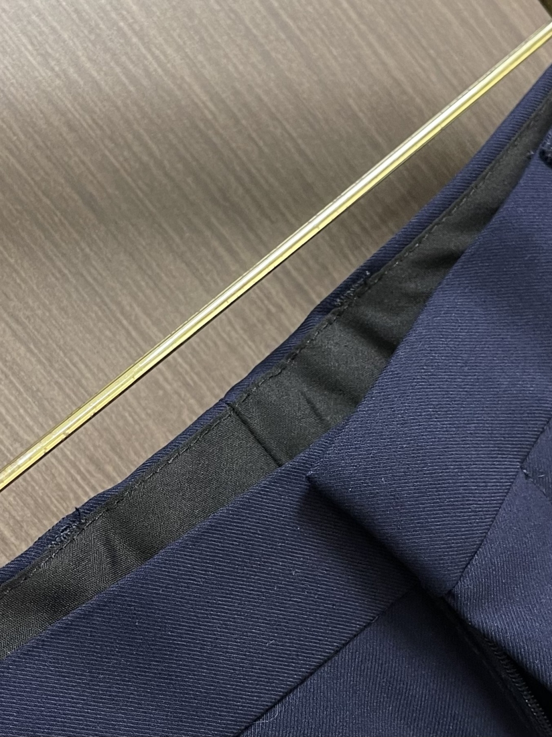 整套LV 双排扣都市夹克西装外套西裤套装，本款双排扣夹克选用细腻丝棉混纺塑造休闲版型，再以 LV 五金标