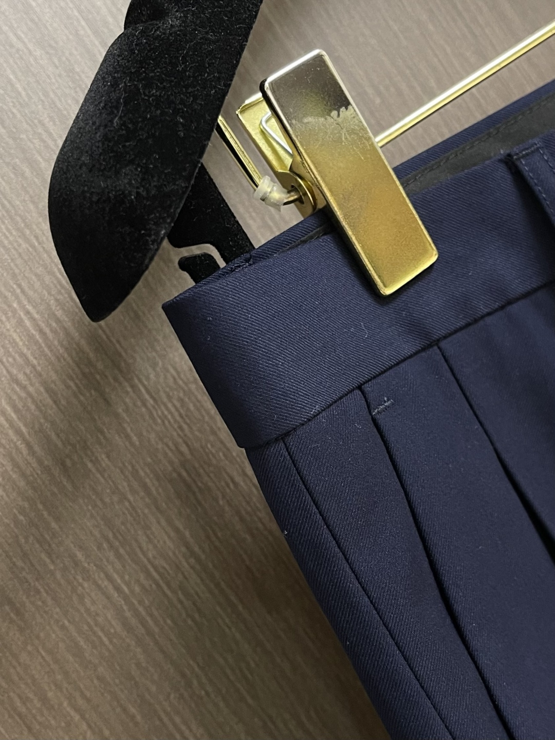 整套LV 双排扣都市夹克西装外套西裤套装，本款双排扣夹克选用细腻丝棉混纺塑造休闲版型，再以 LV 五金标