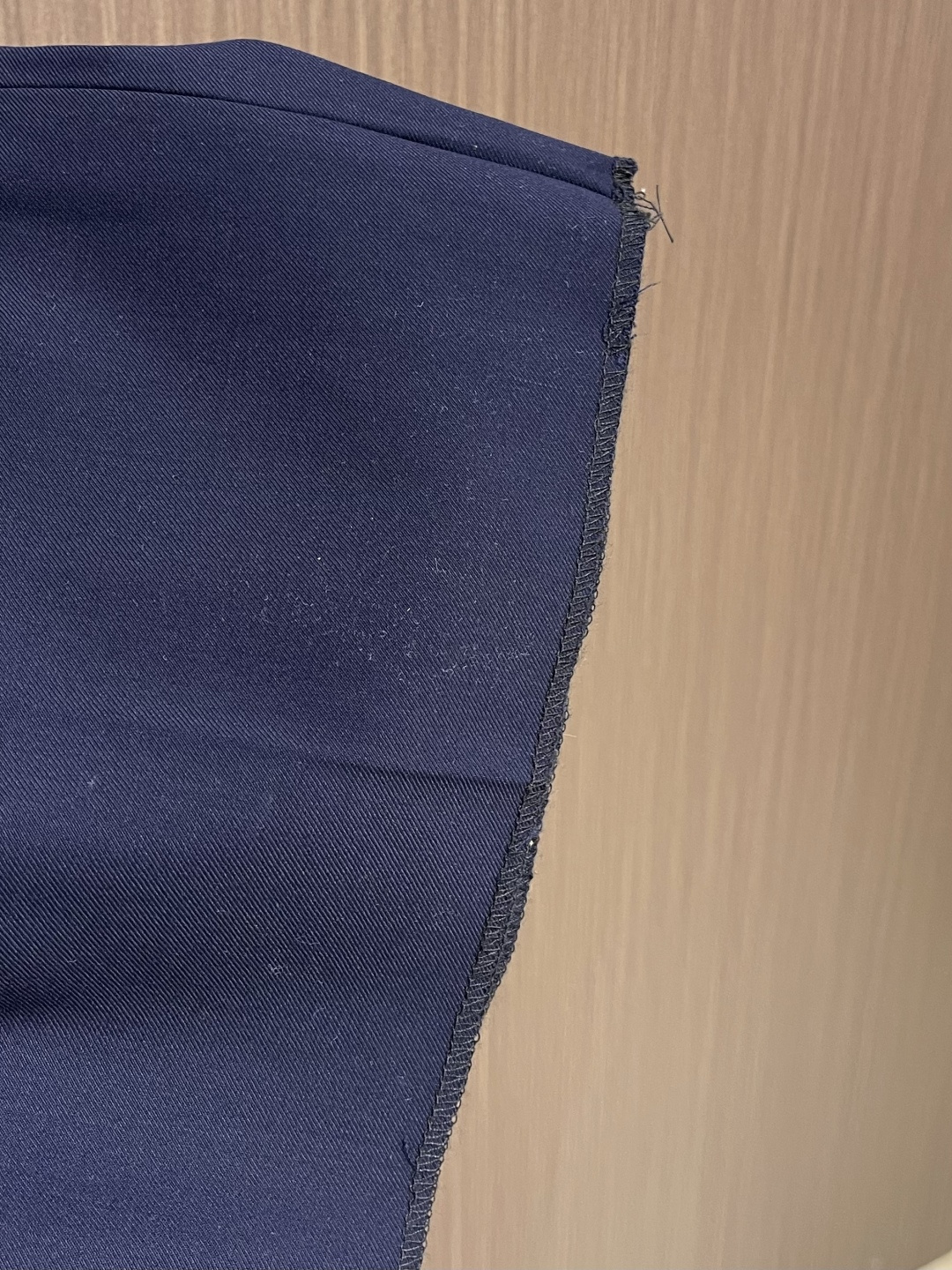 整套LV 双排扣都市夹克西装外套西裤套装，本款双排扣夹克选用细腻丝棉混纺塑造休闲版型，再以 LV 五金标