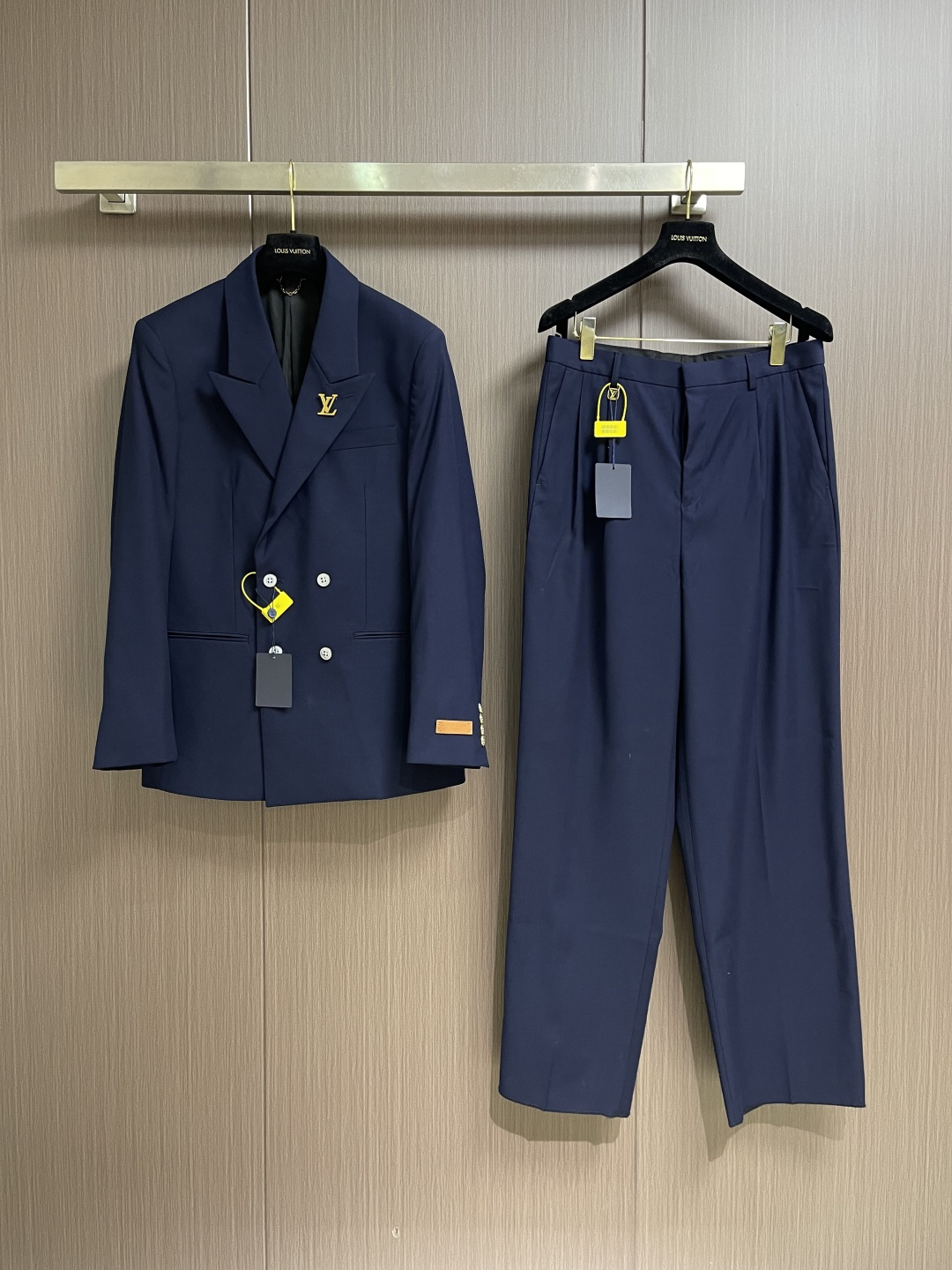 整套 LV 双排扣都市夹克西装外套西裤套装，本款双排扣夹克选用细腻丝棉混纺塑造休闲版型，再以 LV 五金