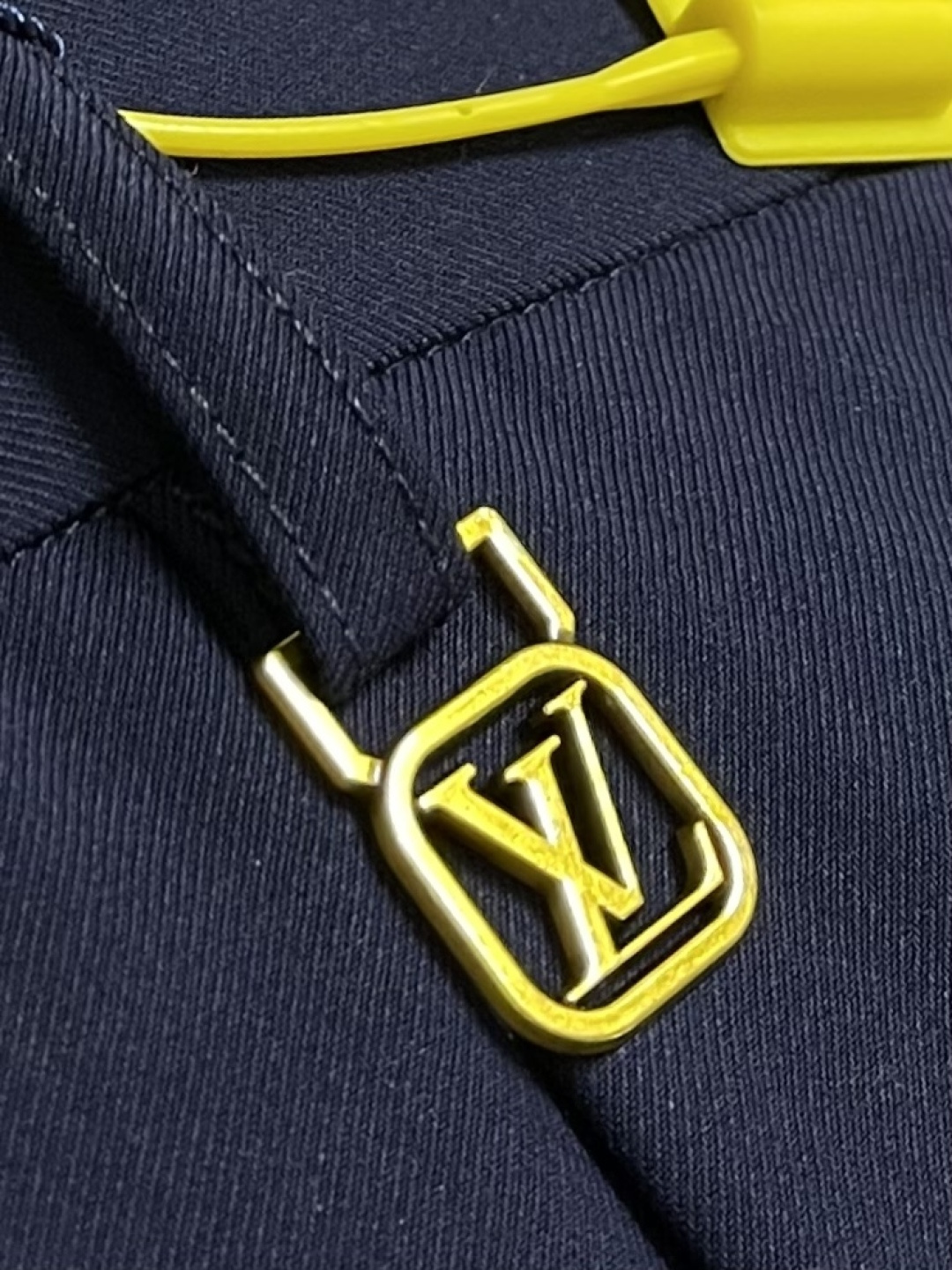 整套LV 双排扣都市夹克西装外套西裤套装，本款双排扣夹克选用细腻丝棉混纺塑造休闲版型，再以 LV 五金标