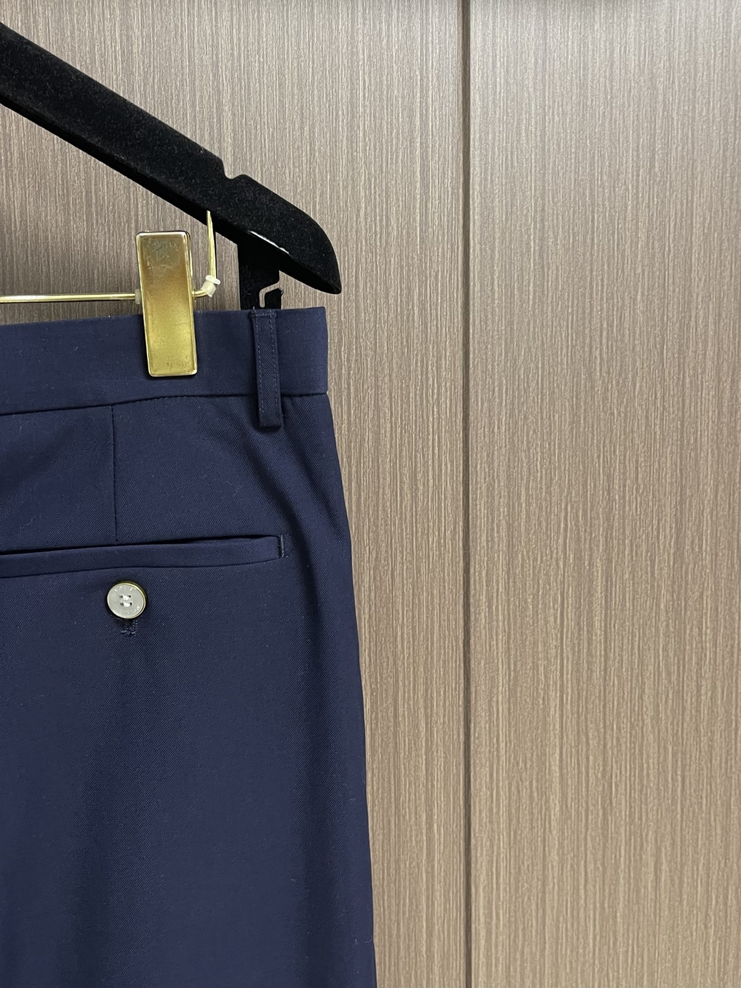 整套LV 双排扣都市夹克西装外套西裤套装，本款双排扣夹克选用细腻丝棉混纺塑造休闲版型，再以 LV 五金标